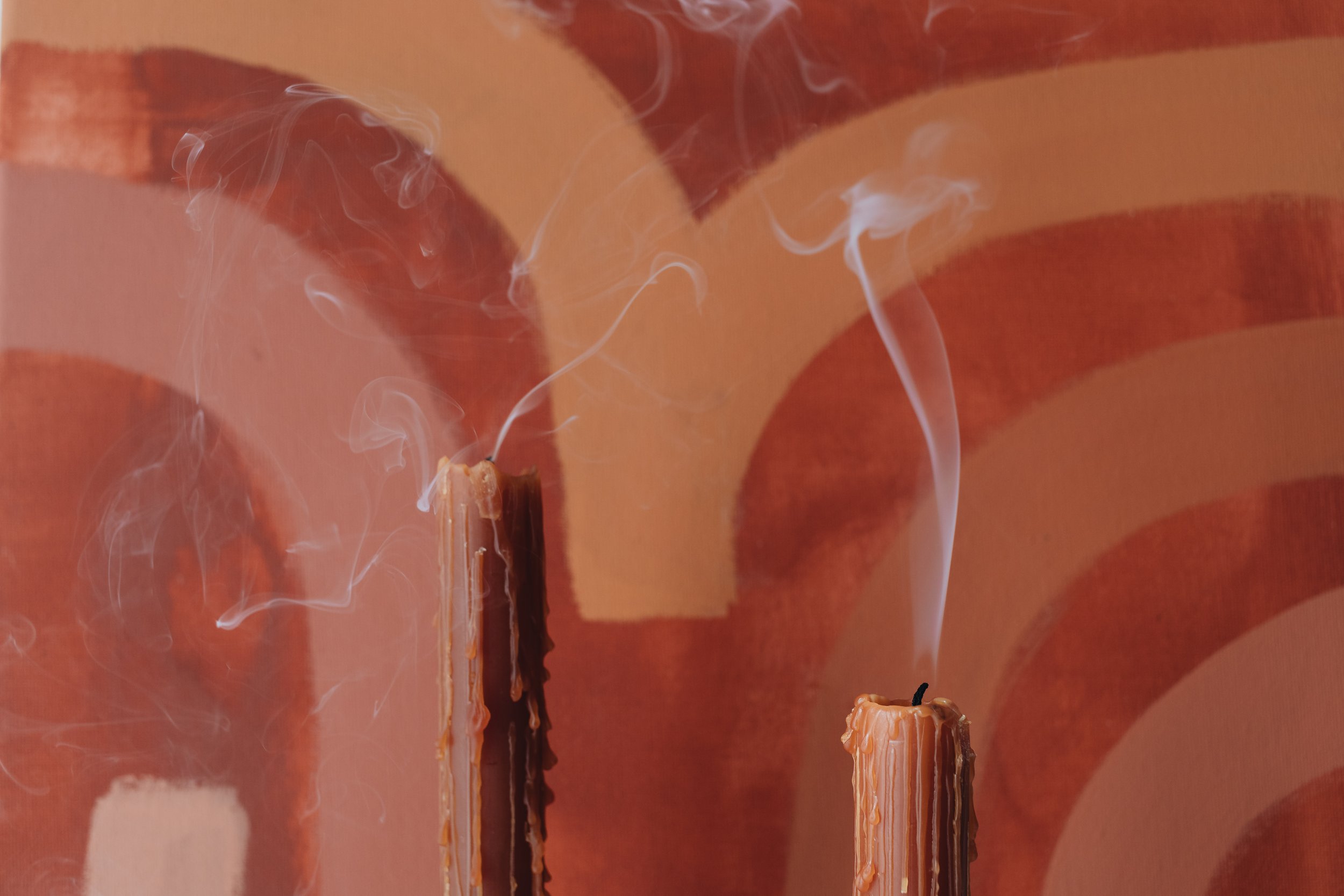 kaboompics_orange-colored-candles-on-the-background-of-the-painting-27816.jpg