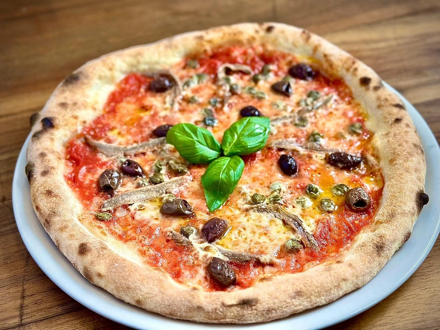 🍕 Simplicity at its best: our Napoli Pizza, a journey through the authentic flavors of tradition. Try it today and feel the taste of Italy! 🇮🇹✨ #pizzanapoli #semprepizza #tastehappiness #adliswil