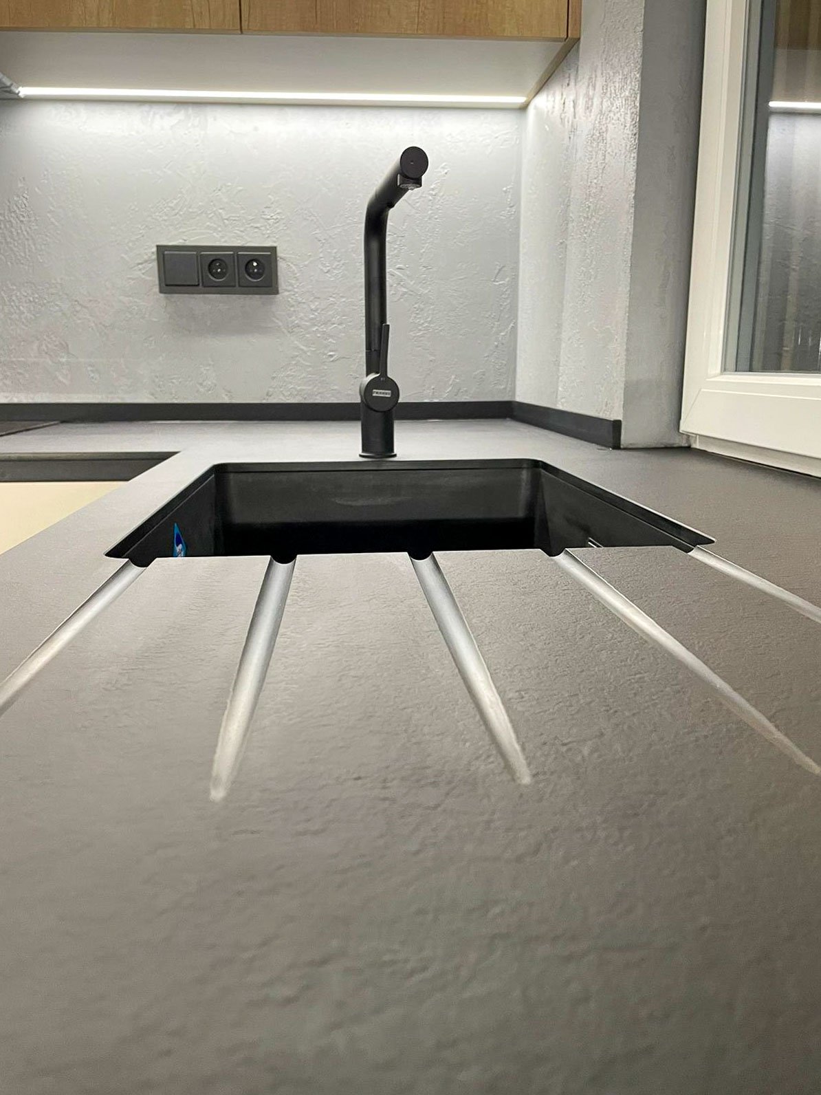 Detail zpracování pracovní desky a dřezu