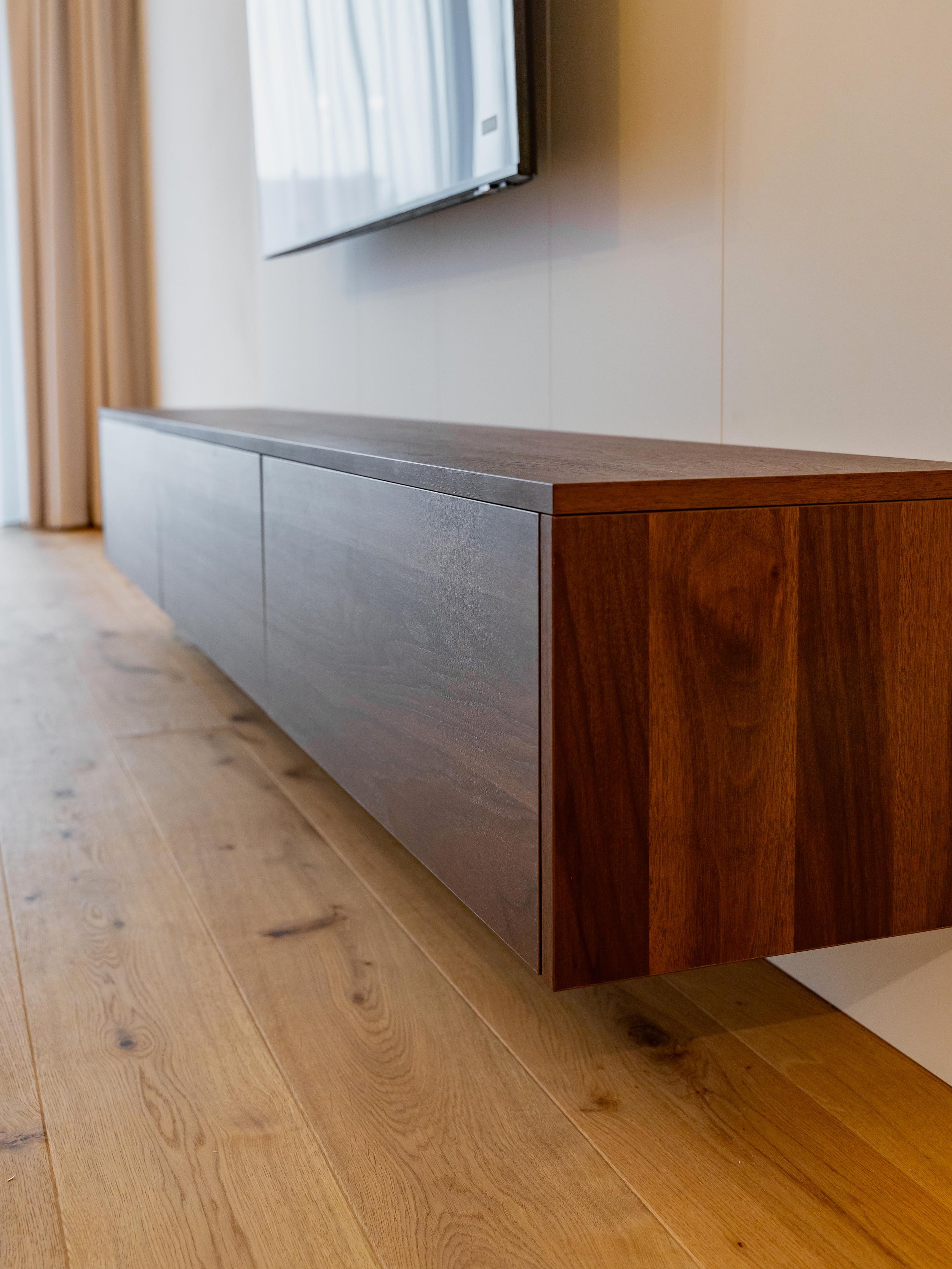 Detail skříňky pod TV