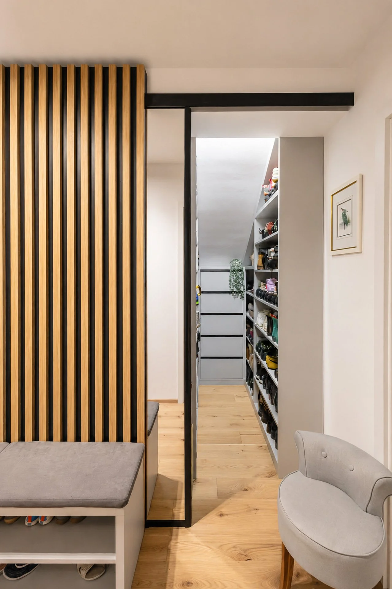 Lamelový dubový obklad a odsunuté zrcadlové dveře botníku v předsíni (penthouse Šrámkovka, České Budějovice)