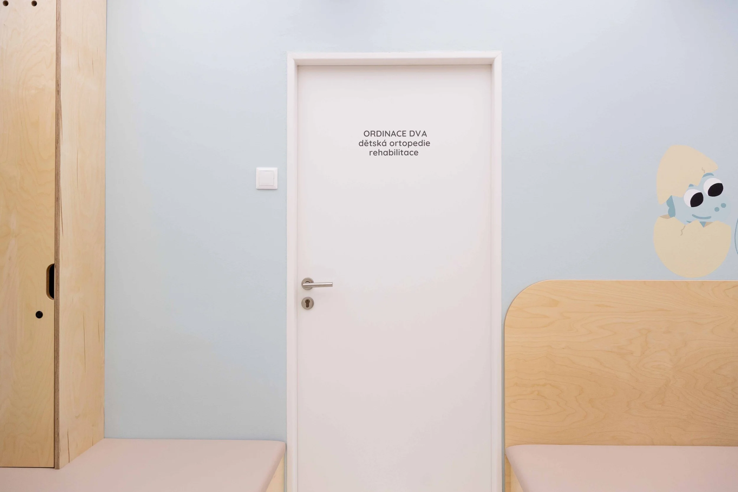 Pohled na ordinační dveře