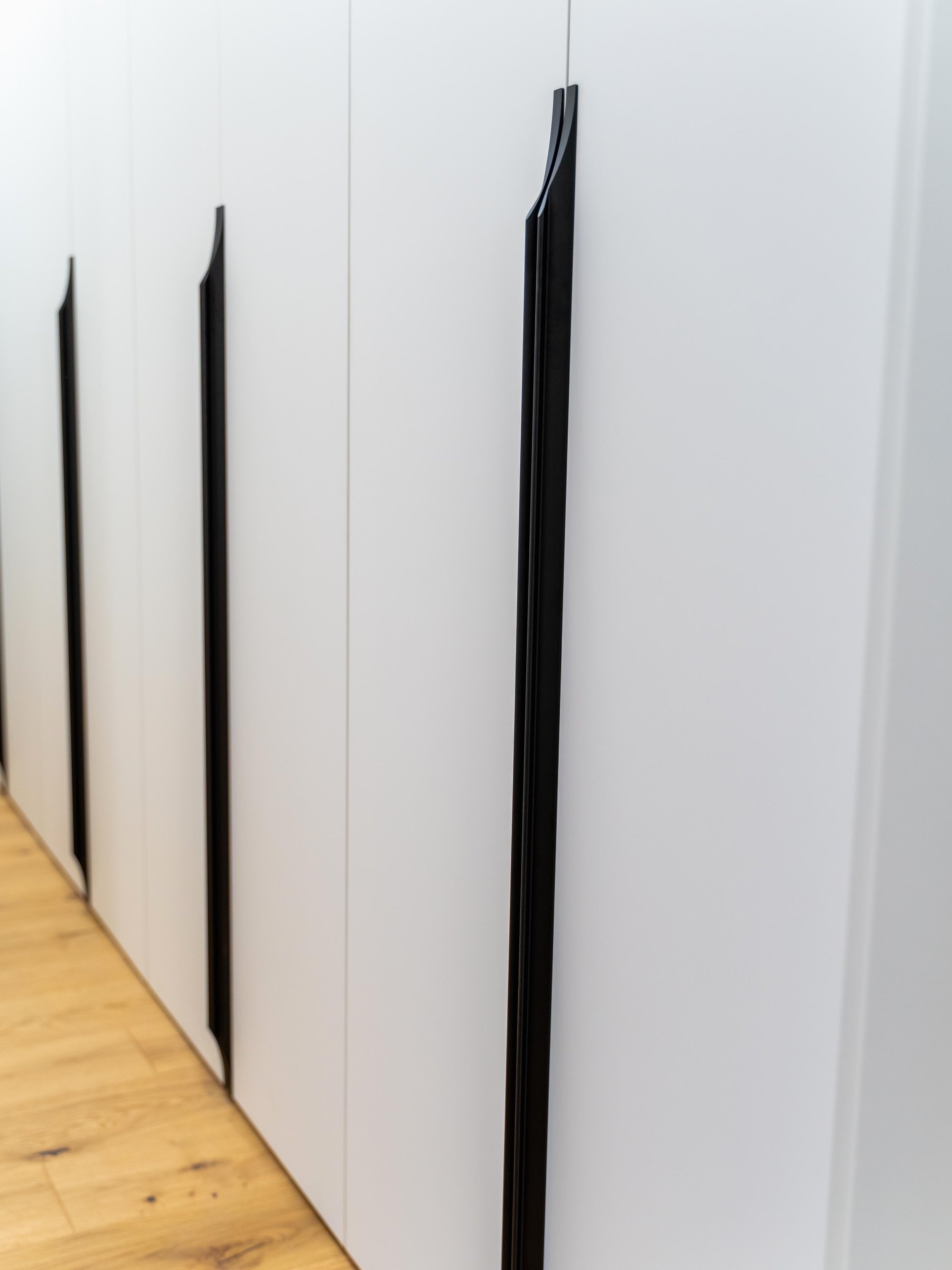 estavěné úložné prostory v předsíni s čistými liniemi a nadčasovým designem