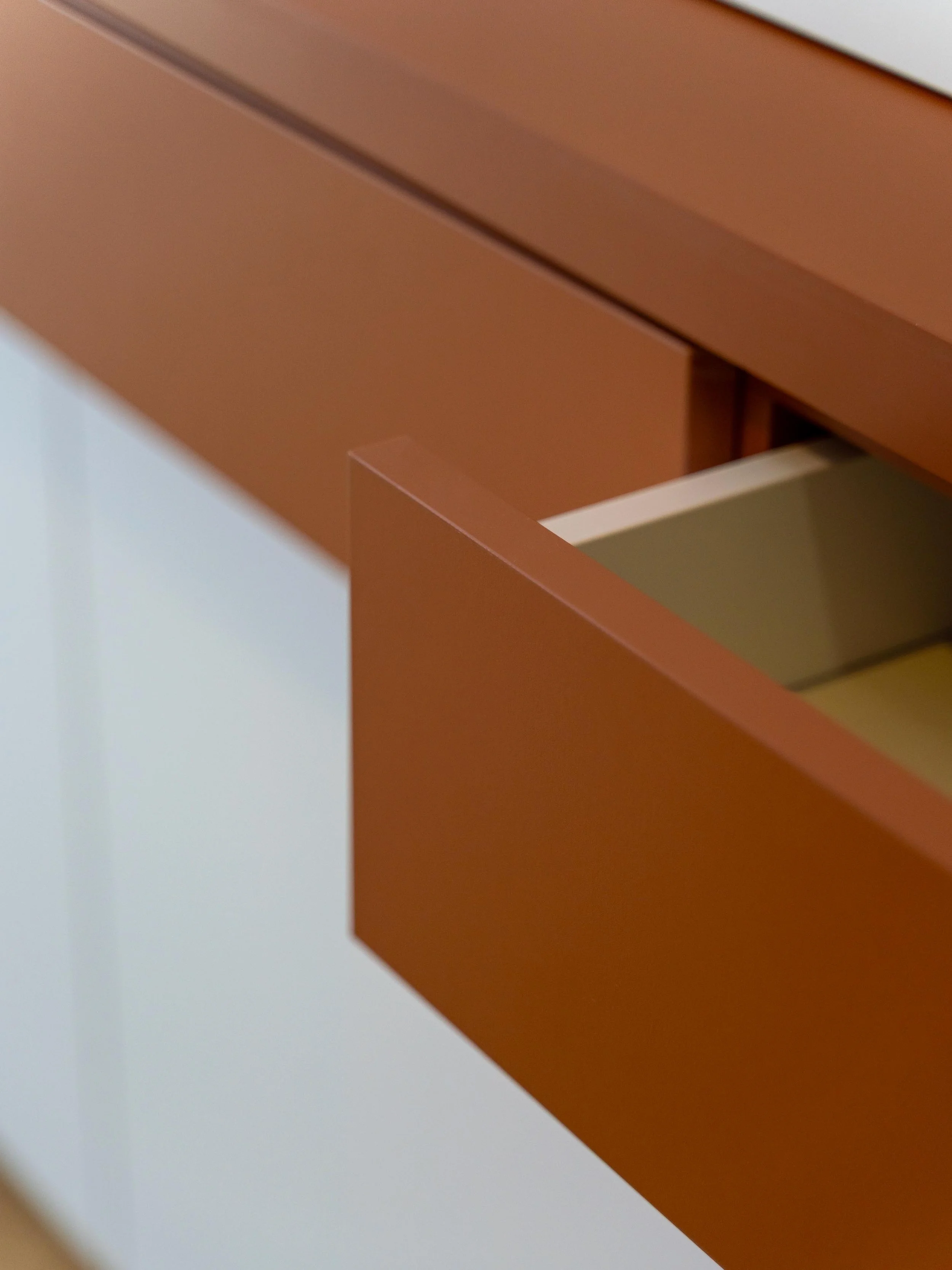 Funkční úložný prostor v dětském pokoji s čistými liniemi a praktickým řešením