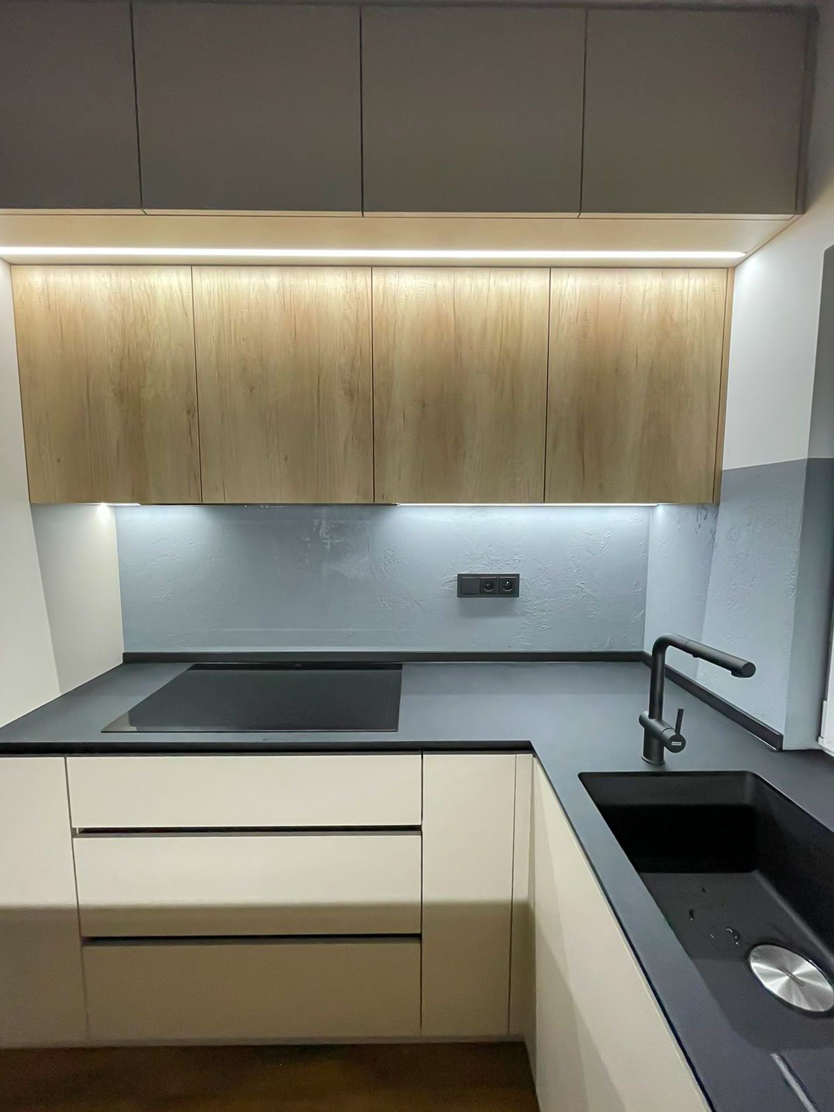 Detail realizované kuchyňské linky s LED osvětlením