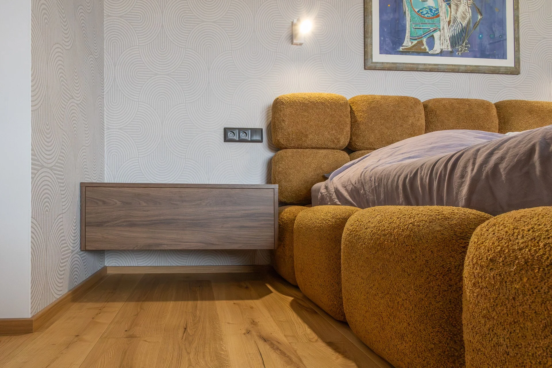 Závěsný noční stolek se zásuvkou na tapetě s obloučkovým vzorem (penthouse Šrámkovka, České Budějovice)