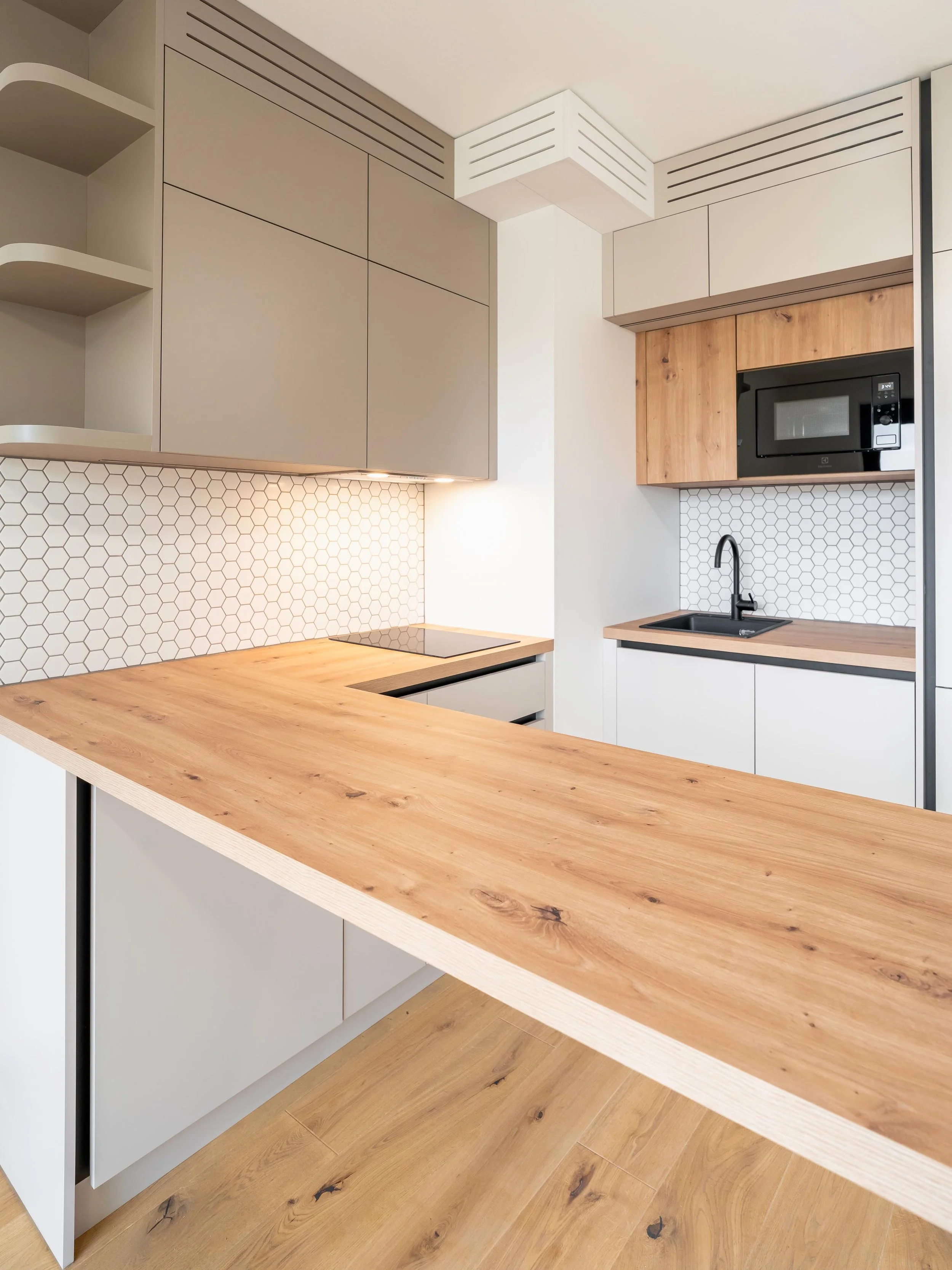 Kuchyňská linka s vestavěnými spotřebiči a praktickým členěním prostoru