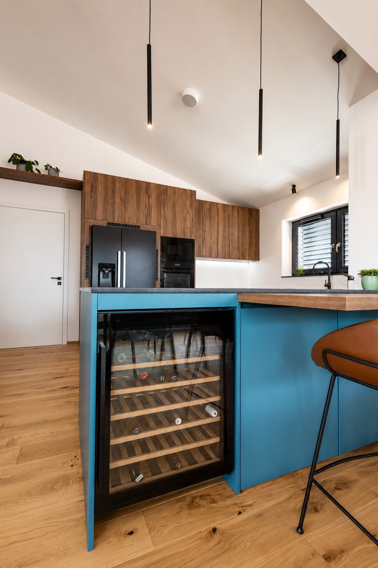 Vinotéka v ostrůvku s navazujícím barovým sezením (penthouse Šrámkovka, České Budějovice)