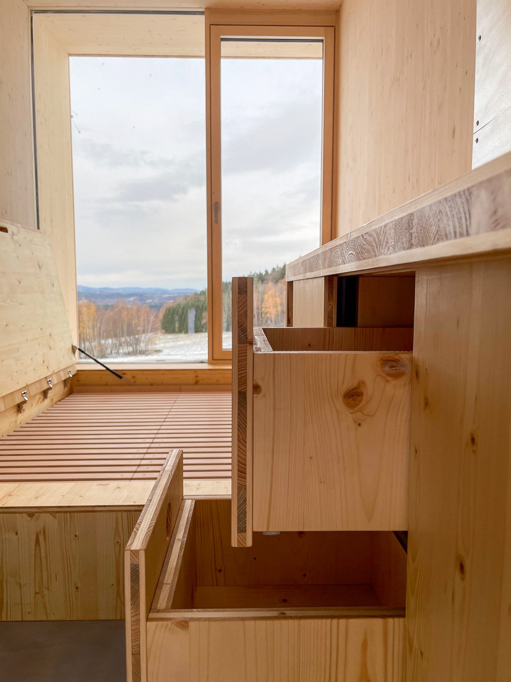 Úložné prostory a vybavení z ekologické BIO desky v tiny house