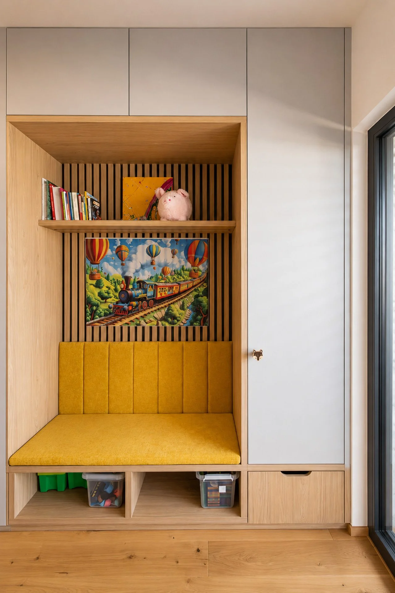 Žlutá čalouněná lavice s lamelovým panelem a nikami na boxy s hračkami (penthouse Šrámkovka, České Budějovice)