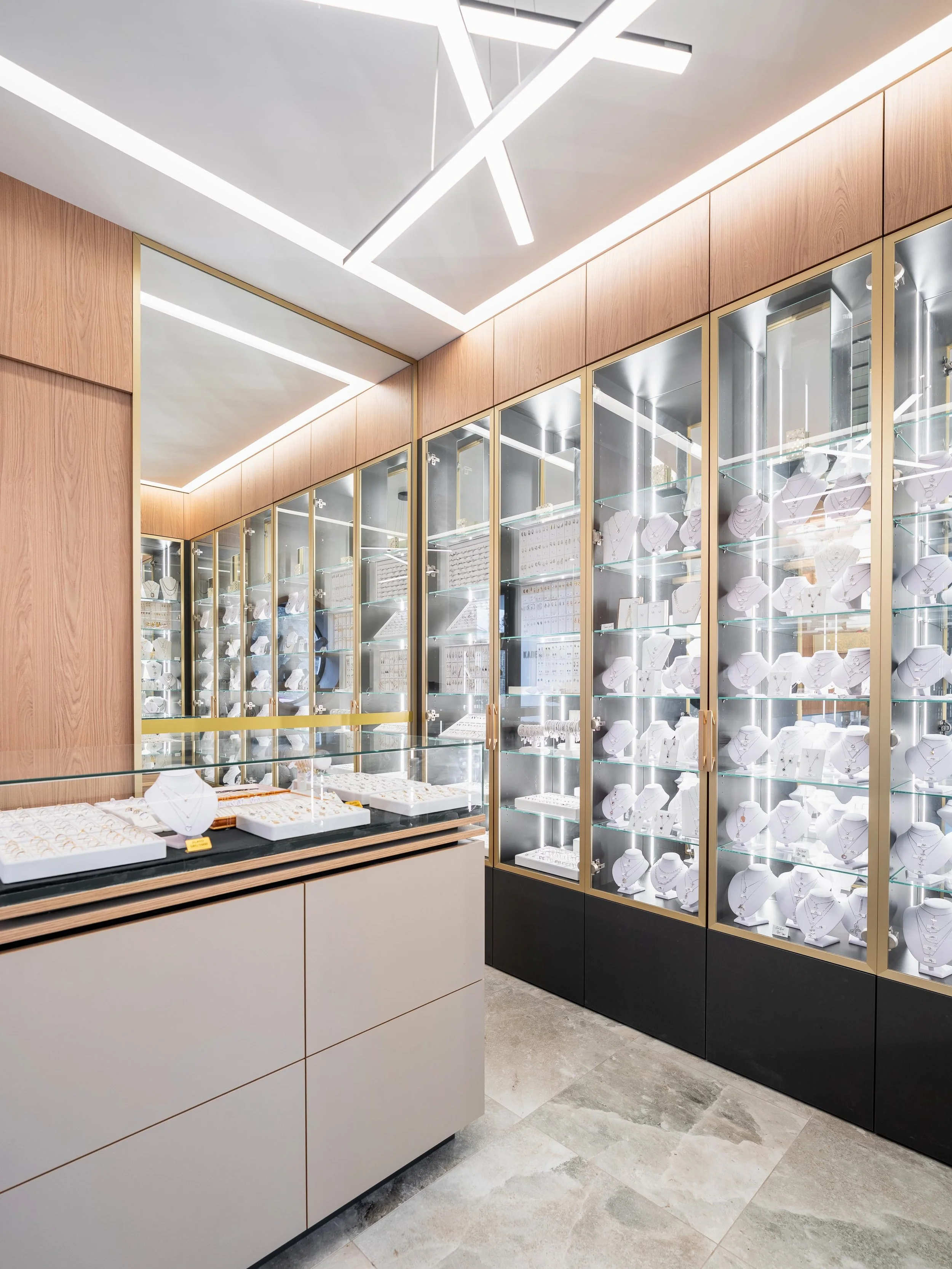 Pohled na prodejní prostor se sníženým podhledem a osvětlením