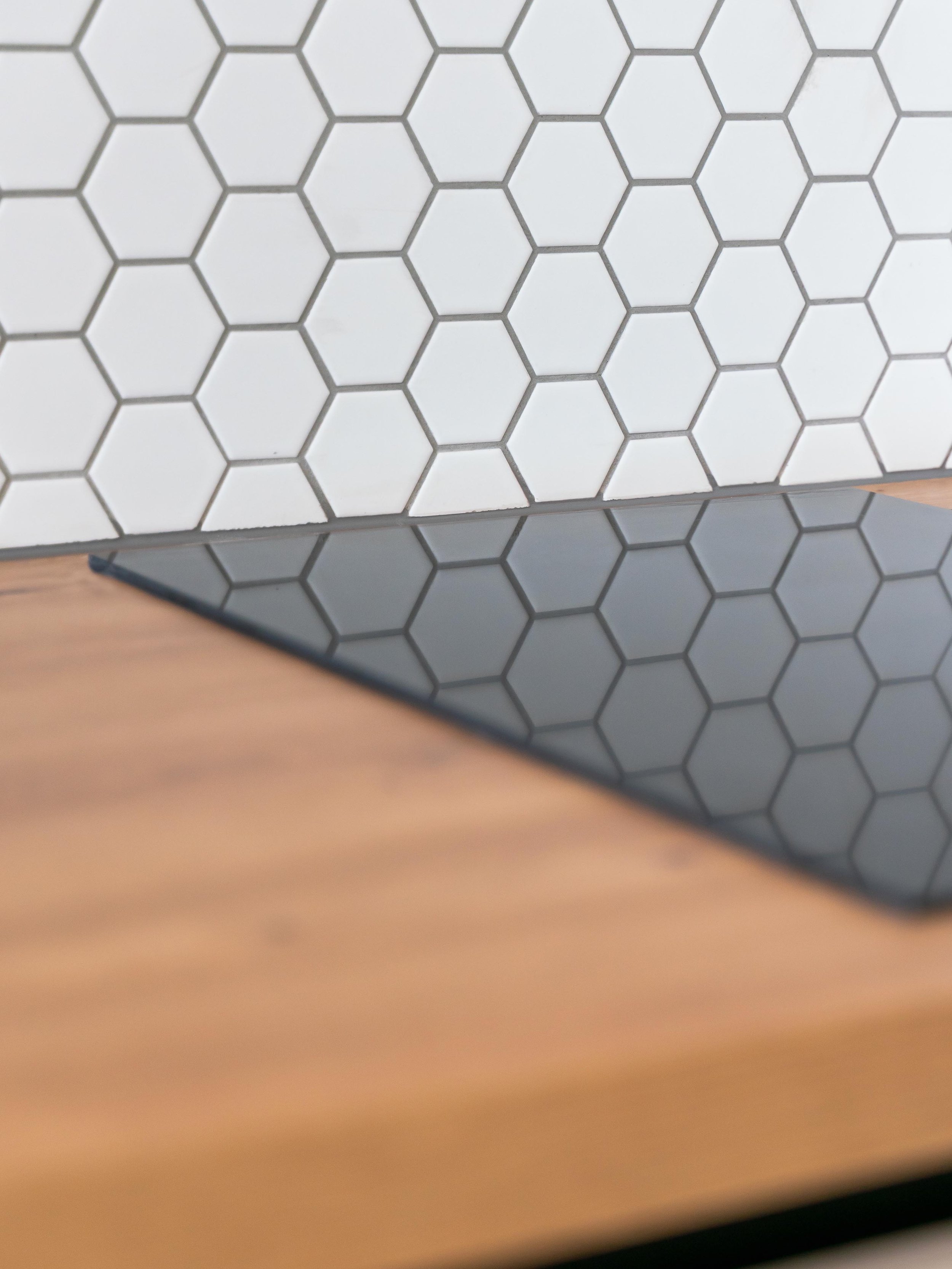 Detail moderní kuchyně s čistým designem a kvalitními laminátovými povrchy