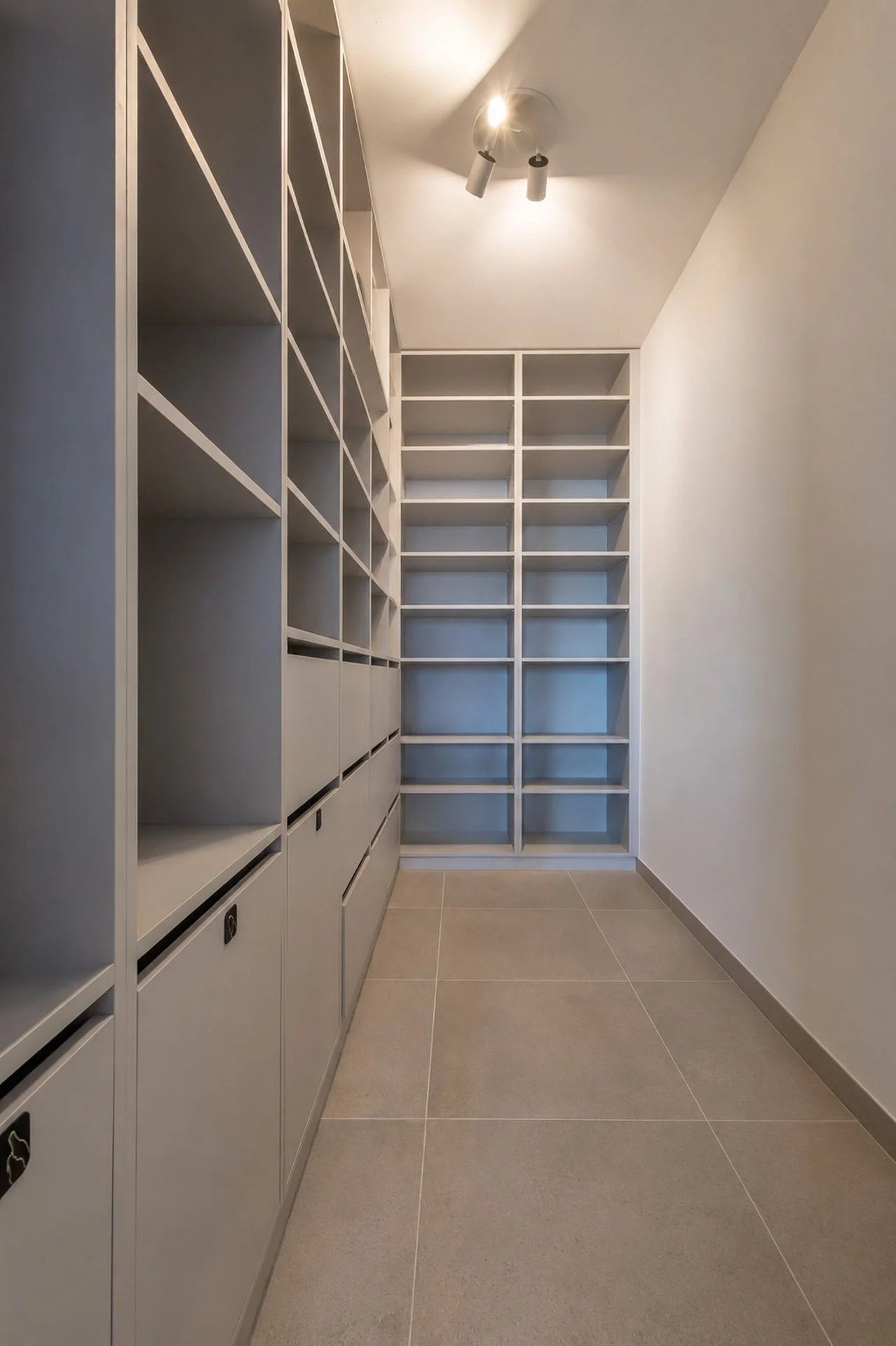 Spíž s policemi, dvířky a zásuvkami na zásoby v perlově šedé (penthouse Šrámkovka, České Budějovice)