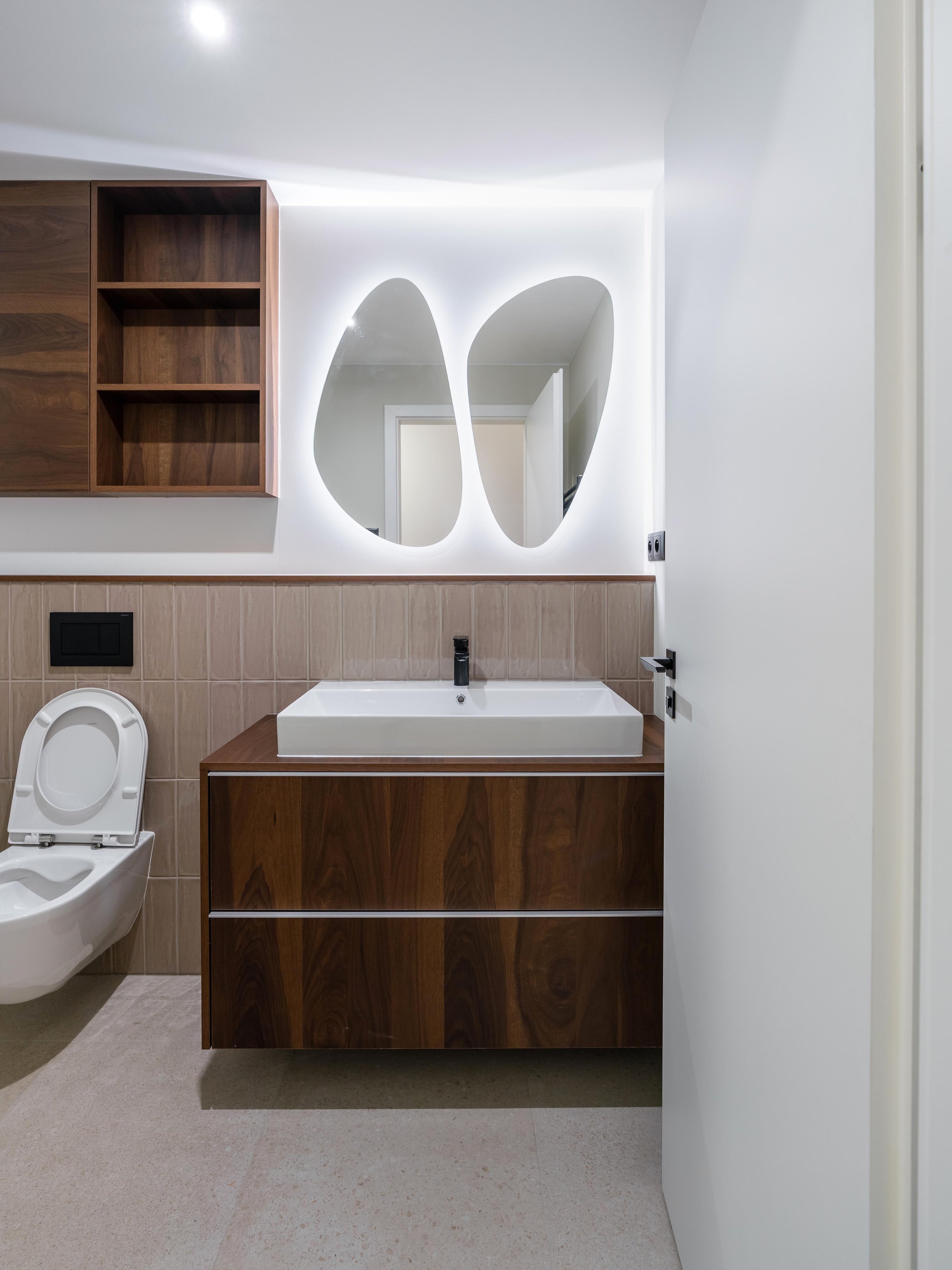 Moderní koupelna v bytě 4KK s kvalitními materiály a elegantním provedením