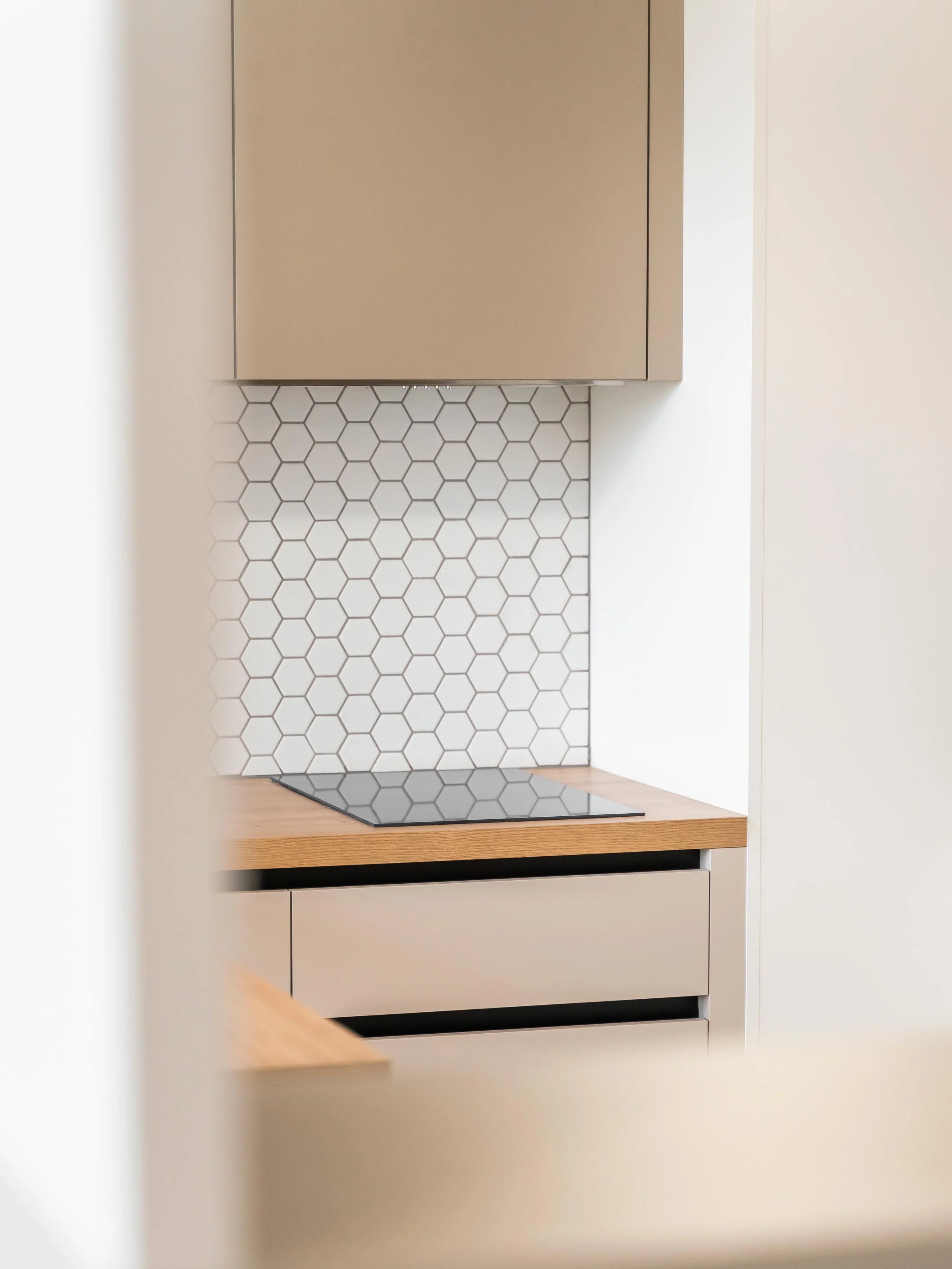 Detail kuchyňské pracovní desky a horních skříněk v nadčasovém designu