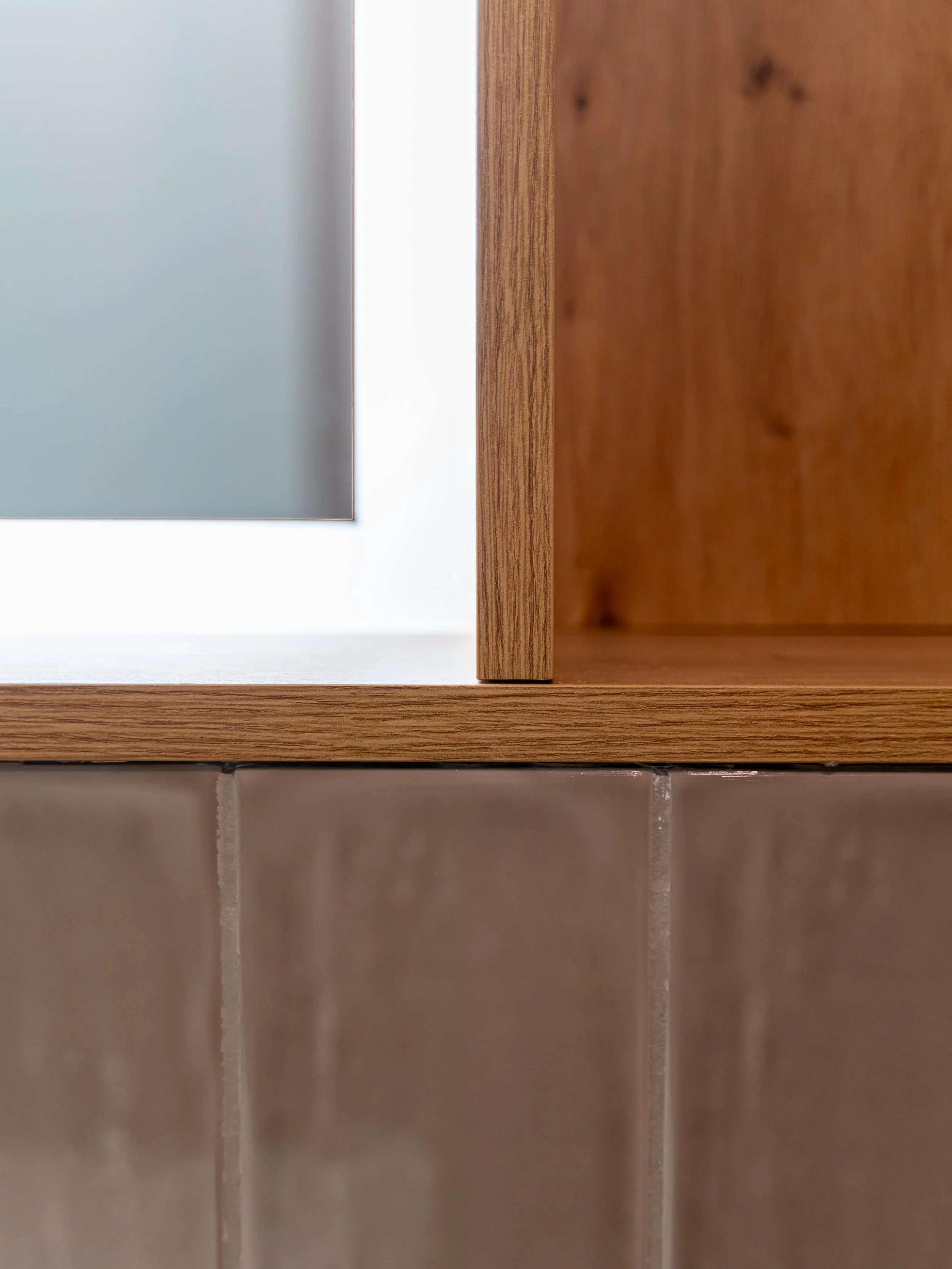 Detail koupelny s čistým designem a funkčními úložnými prvky