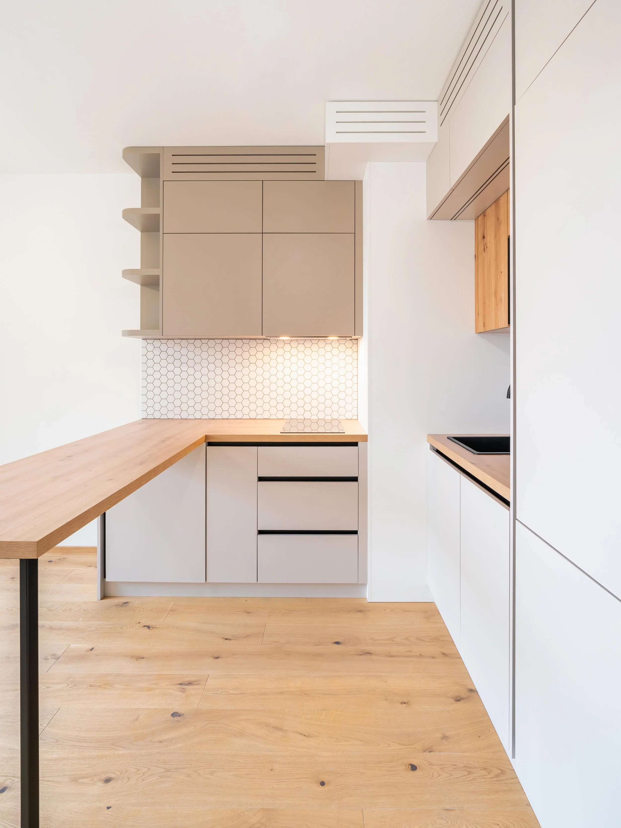 Moderní kuchyňská linka v garsonce Šrámkovka s dekorem dub divoký přírodní a kašmírově šedá