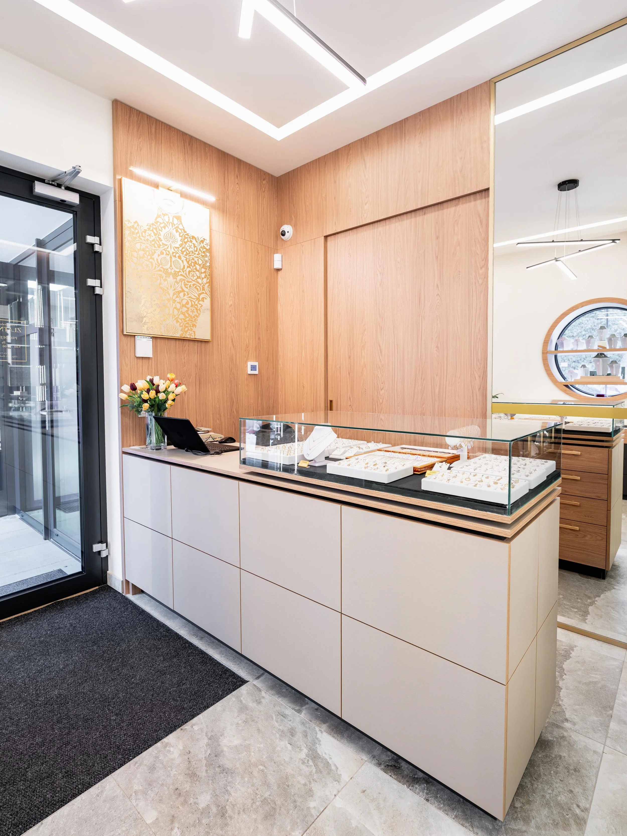 Detail prodejního pultu s imitací kůže a kulatými rohy