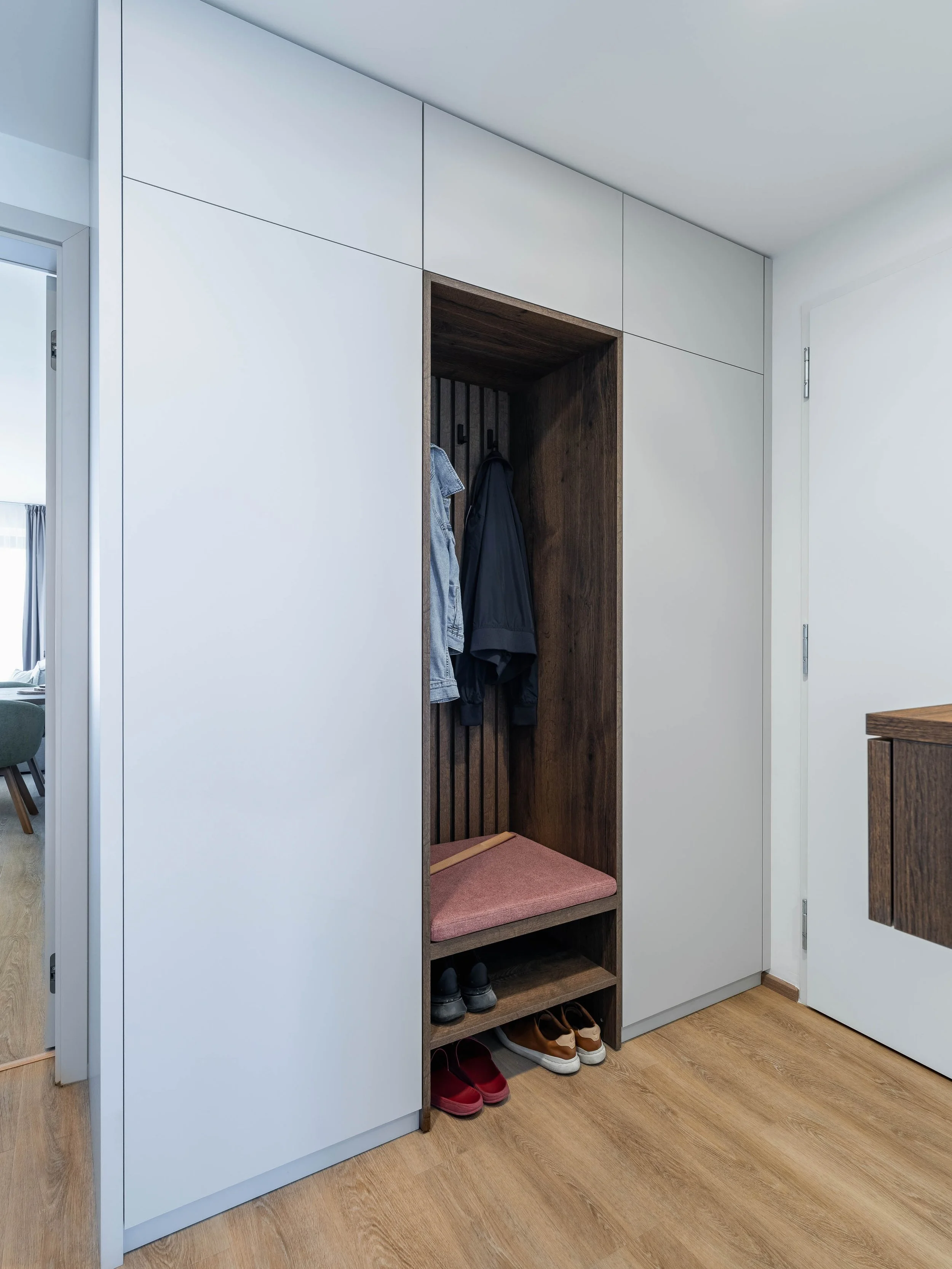 Vestavěná skříň v předsíni pražského bytu s minimalistickým designem