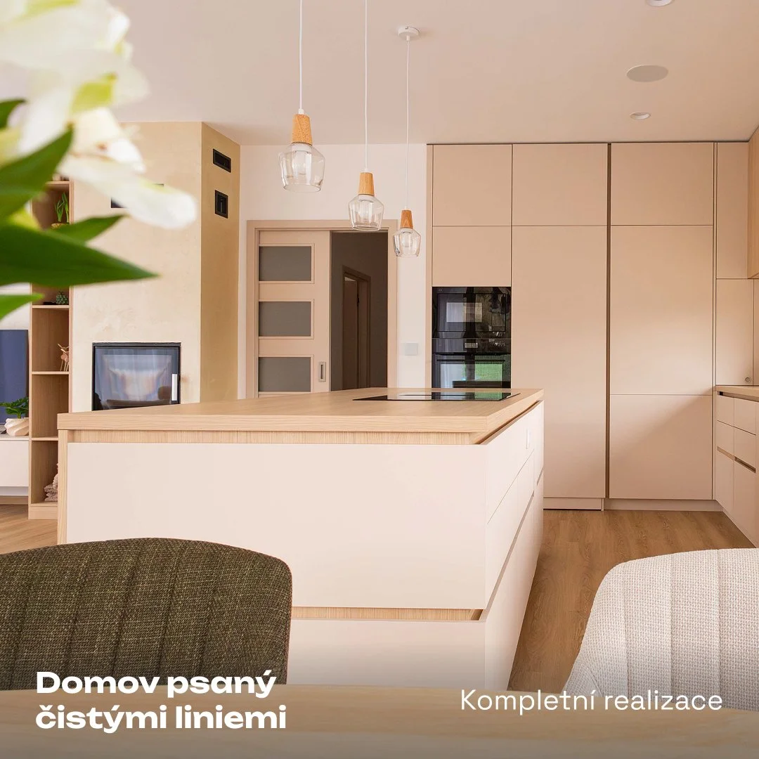 Realizace interiéru rodinného domu v Hluboké nad Vltavou - minimalistická kuchyně s lamelovým dubovým ostrůvkem