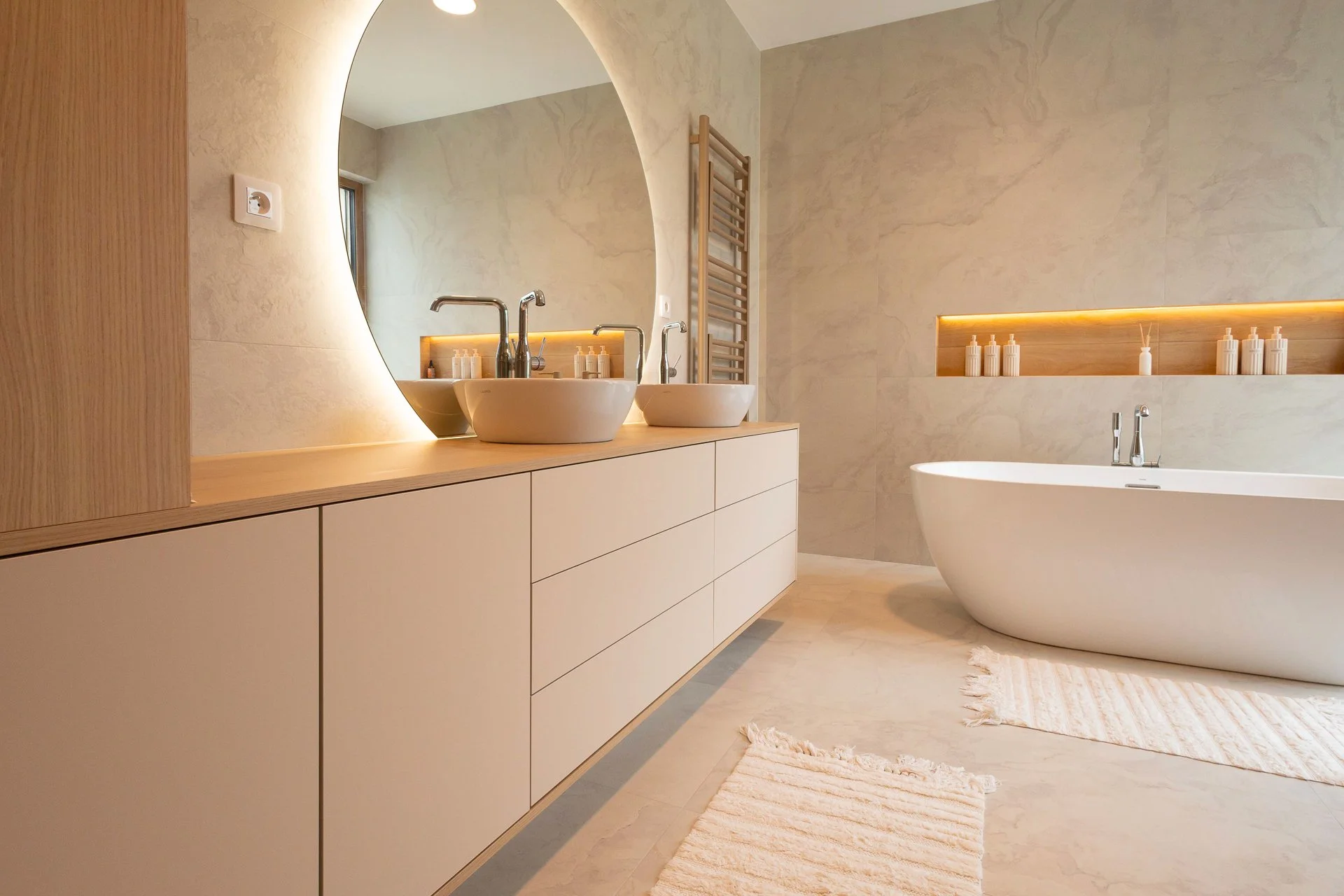 Koupelna s velkým podsvíceným zrcadlem, volně stojící vanou, osvětlenou nikou a textilním kobercem - RD Hluboká nad Vltavou