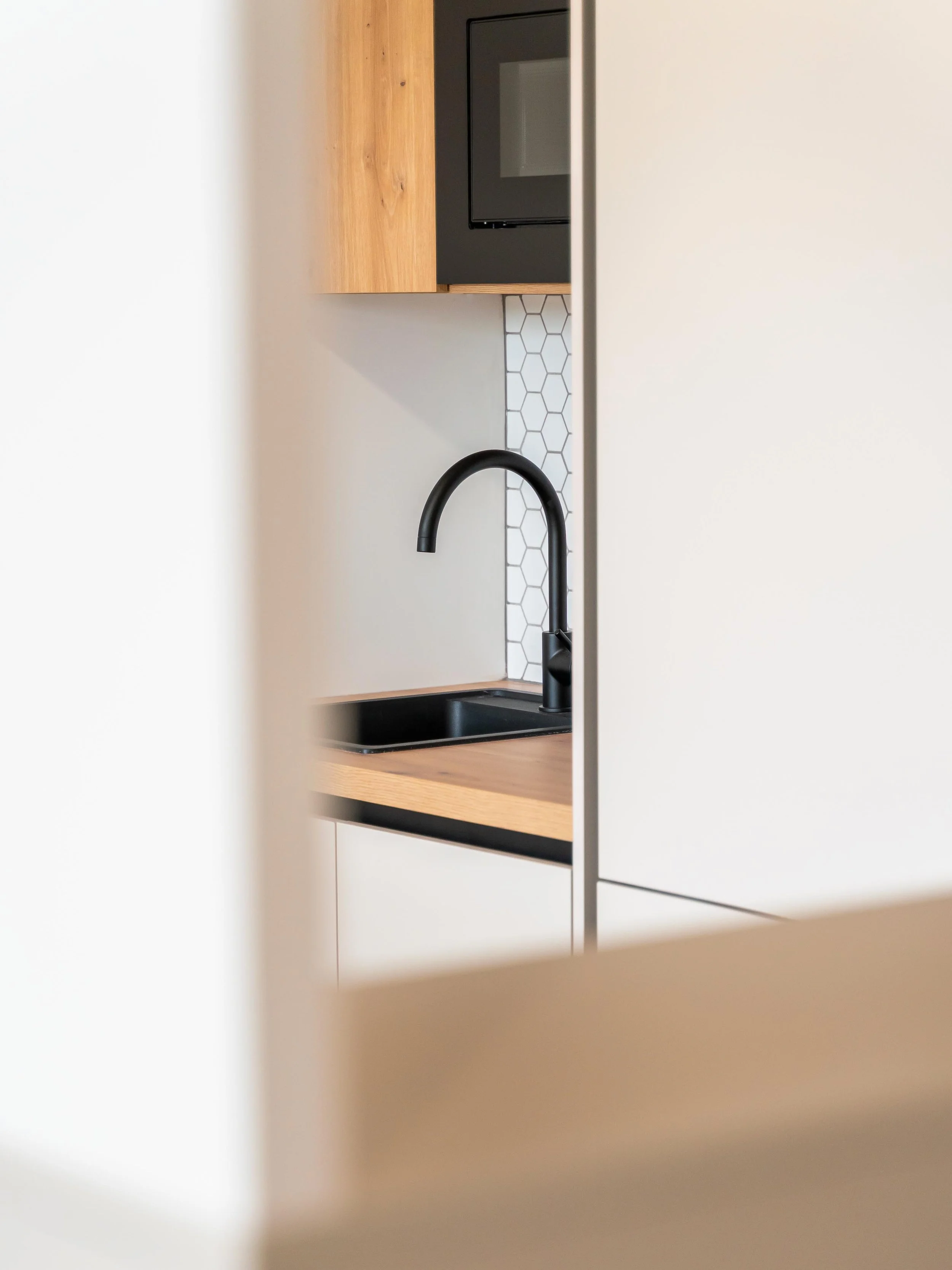 Detail kuchyně pohled z obývacího pokoje