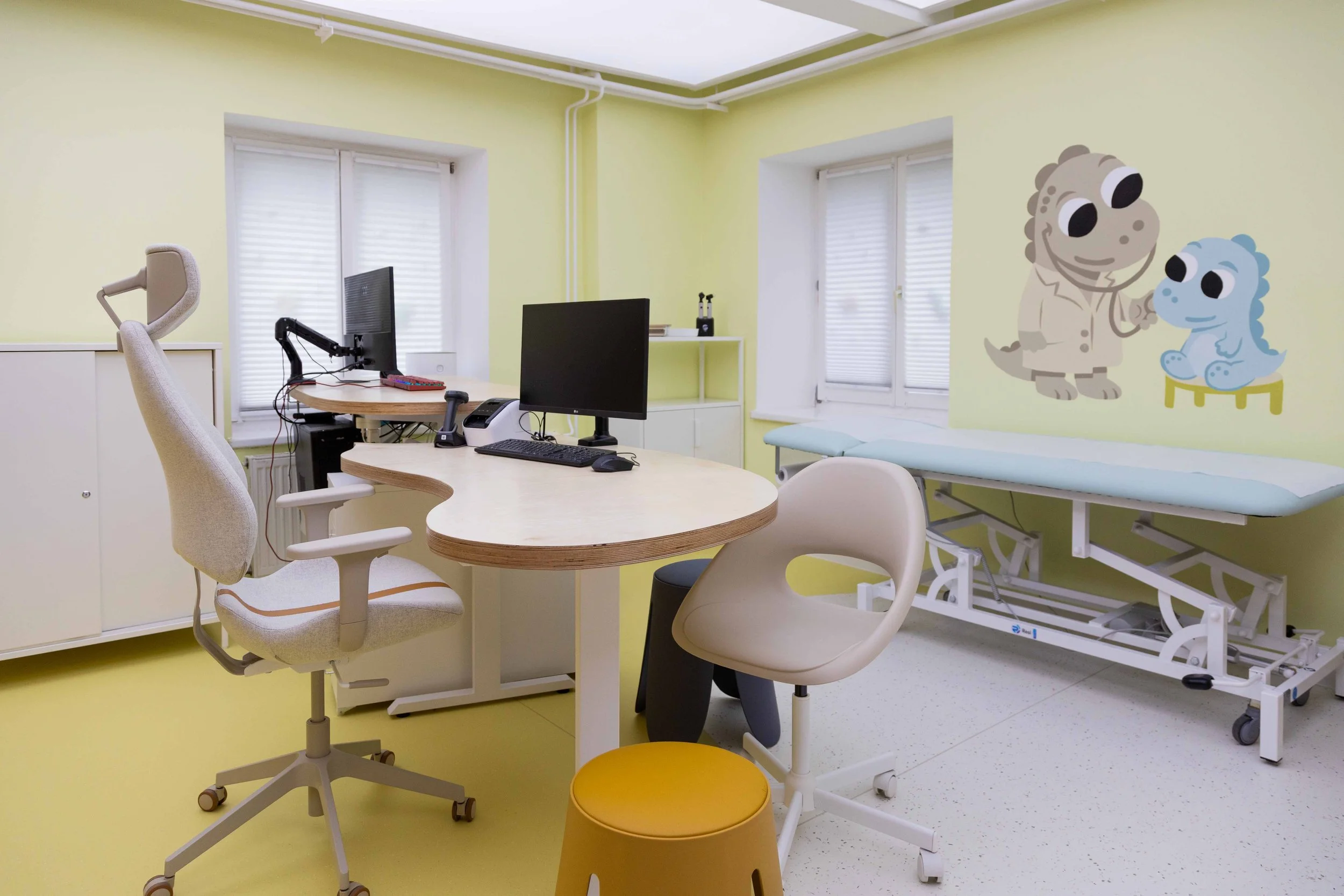 Hlavní ordinace s březovou překližkou a pracovními stoly na výškově stavitelných podnožích
