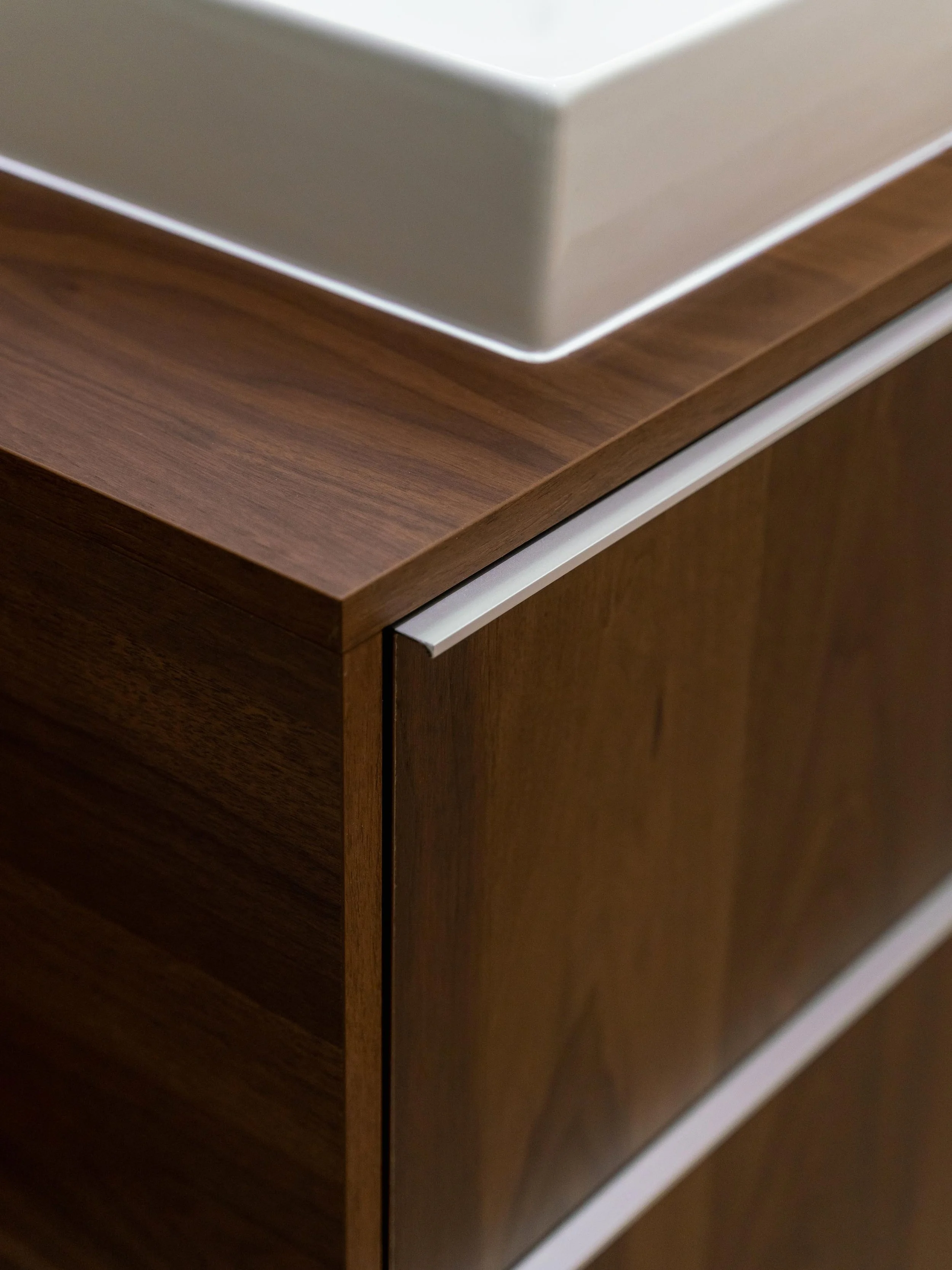 Detail úložného prostoru v koupelně s praktickým členěním a stylovým designem