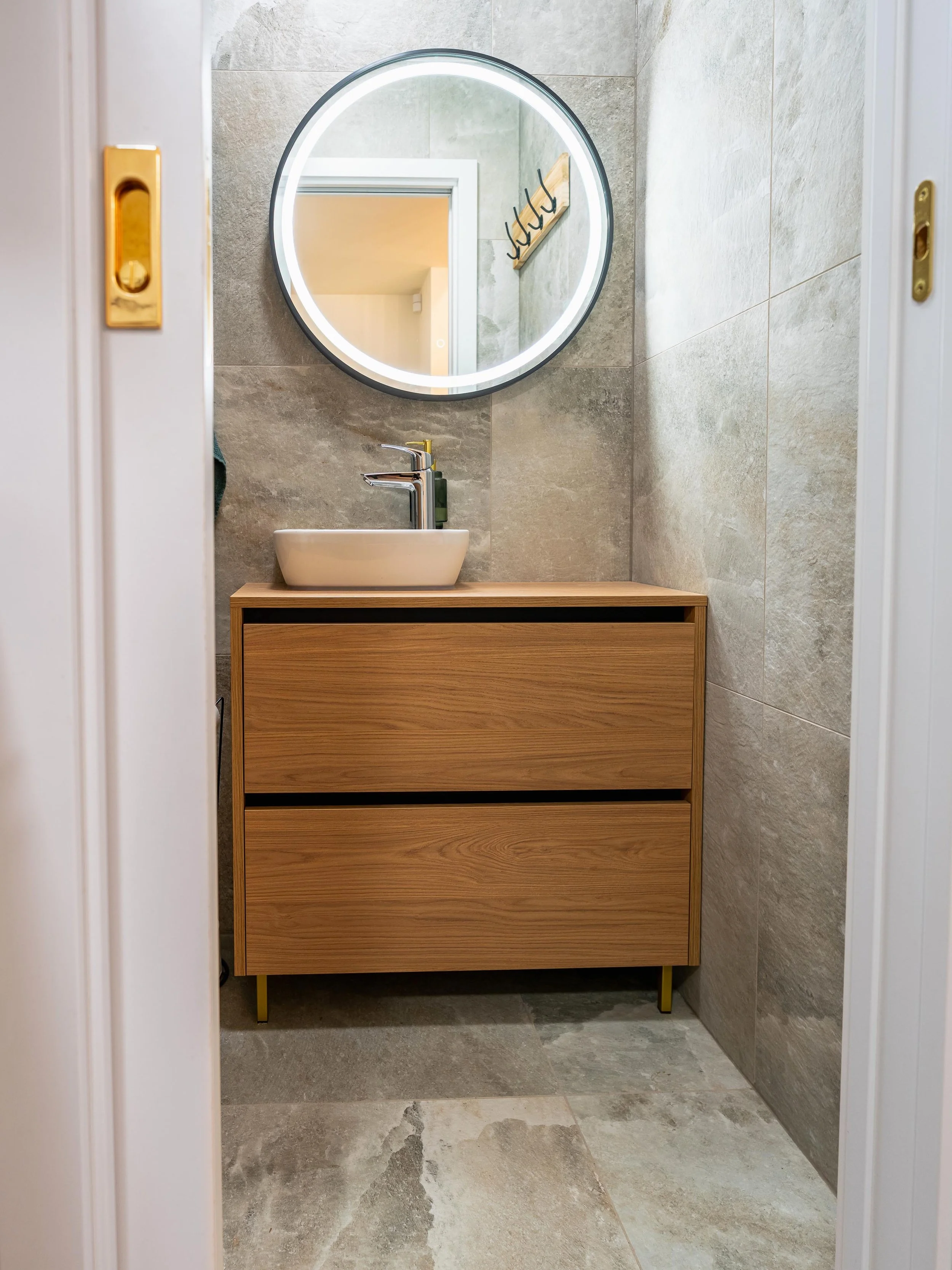 Pohled na zázemí pro zaměstnance za prodejním pultem