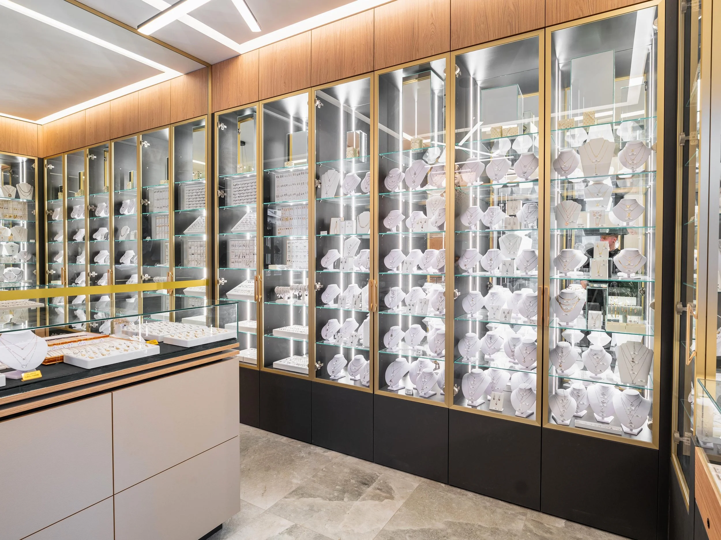 Detail výlohy s minimalistickým designem a vystavovaným zbožím