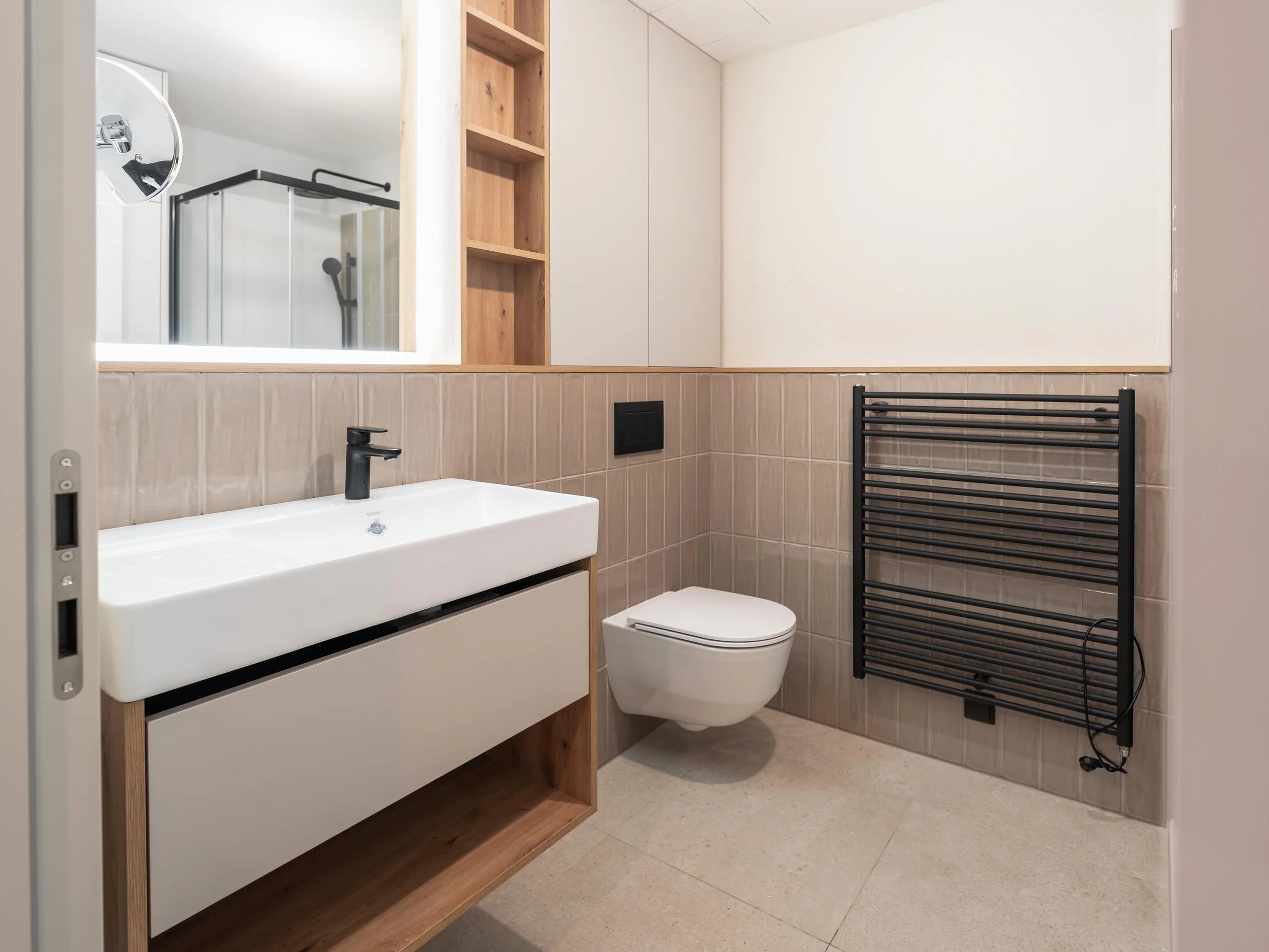 Celkový pohled na moderní koupelnu s funkčním nábytkem a elegantním řešením