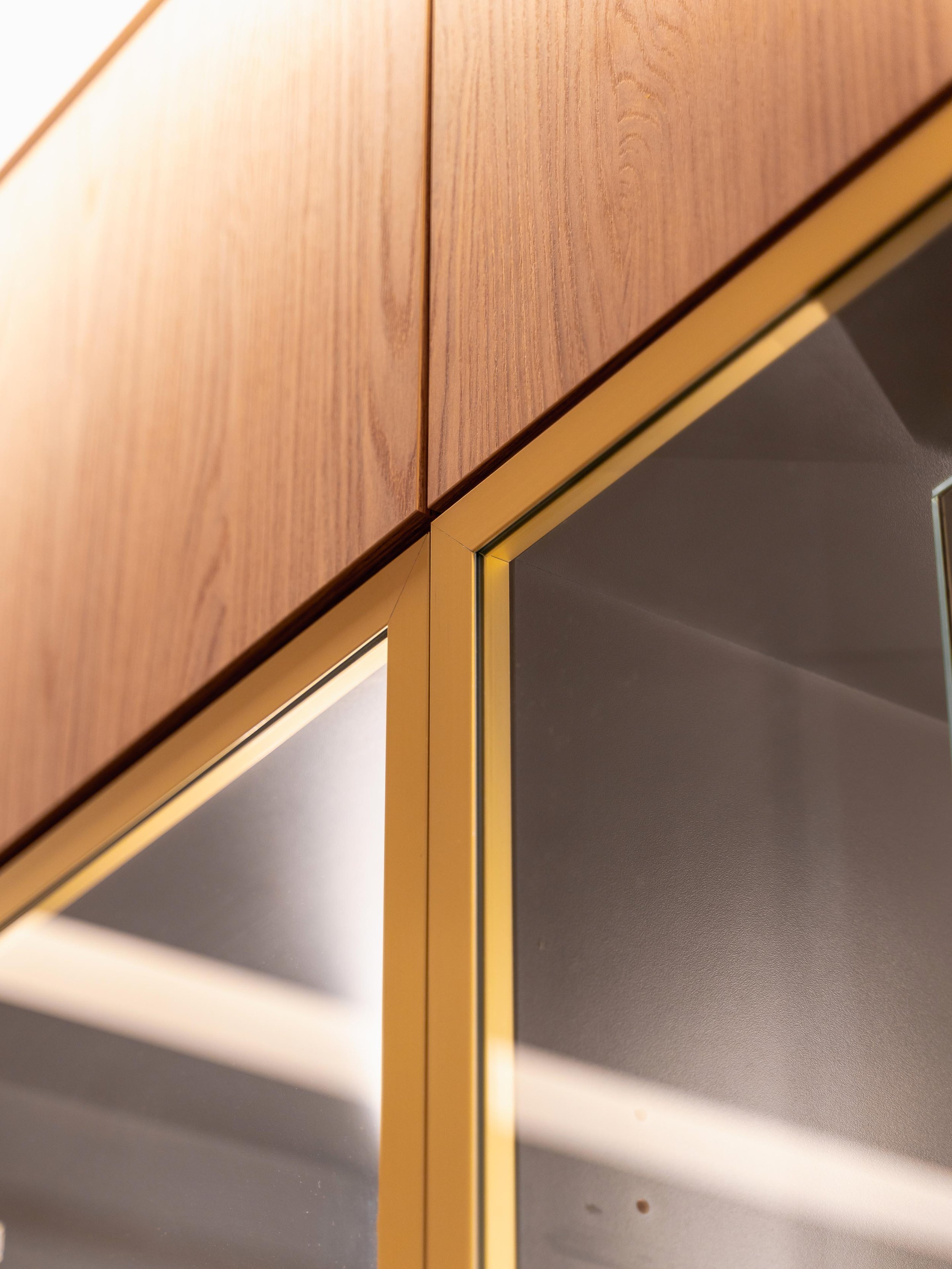 Detail kování výlohy