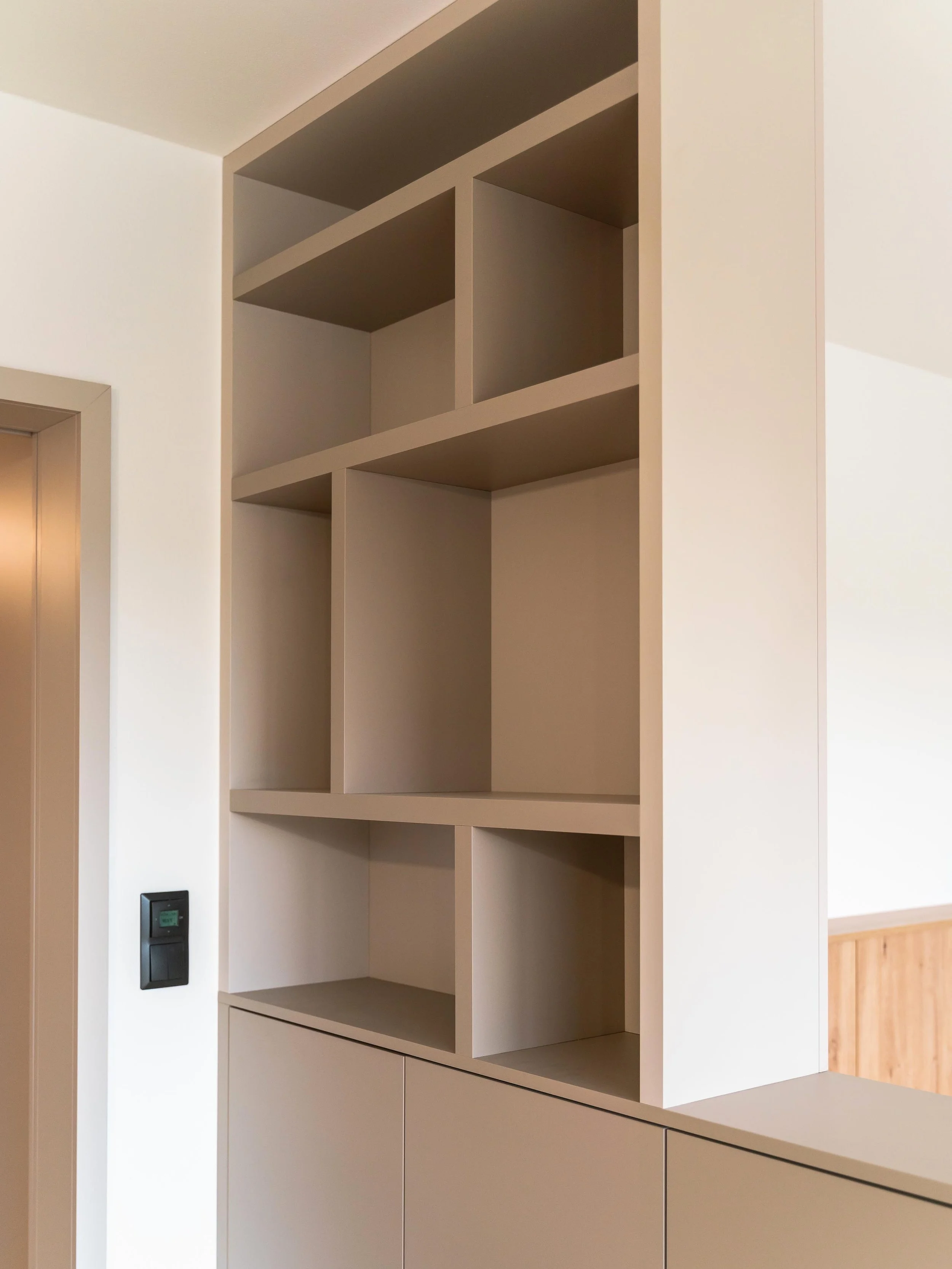 Detail úložného nábytku v obývacím pokoji garsonky Šrámkovka