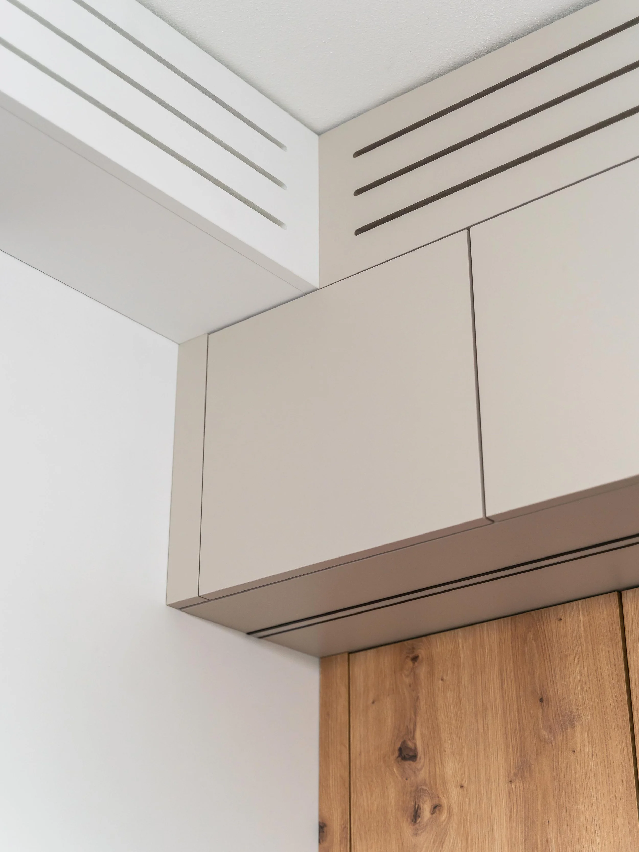 Funkční obývací prostor s nábytkem na míru v přírodních tónech