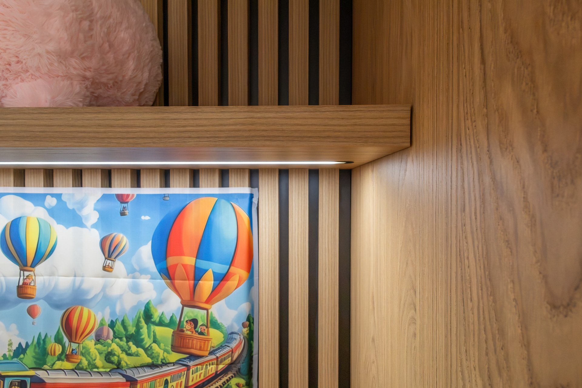 Detail LED podsvícení police na lamelovém panelu v dětském pokoji (penthouse Šrámkovka, České Budějovice)