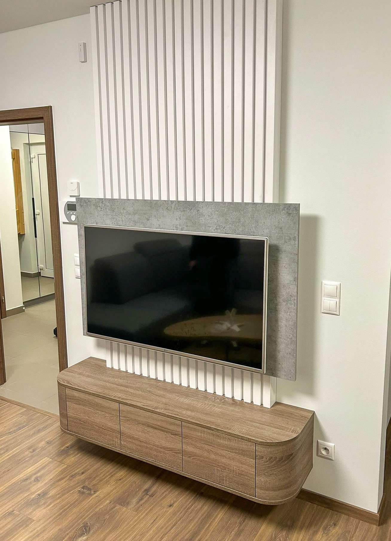 Detail obývacího pokoje s TV sestavou a úložným prostorem