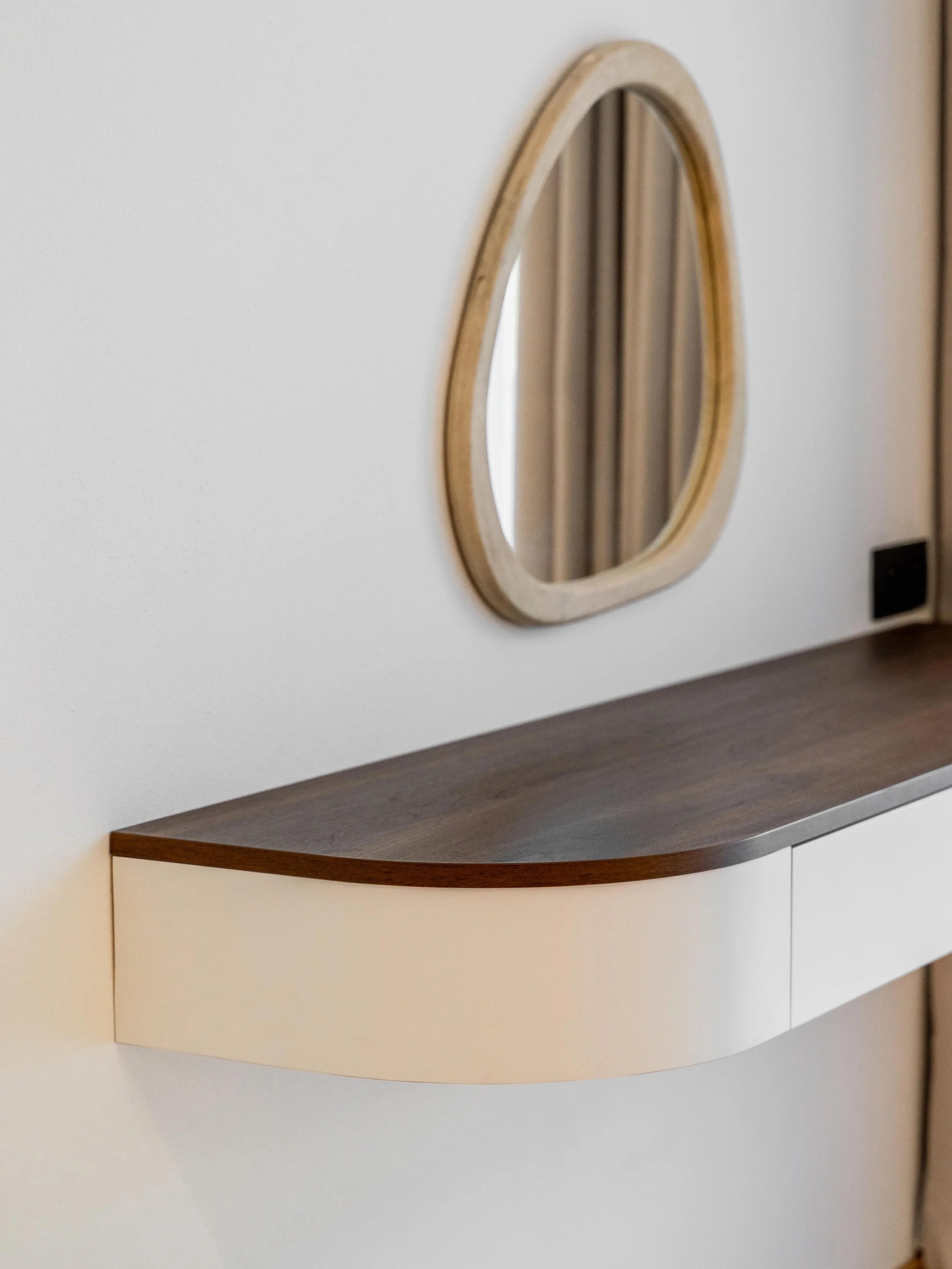 Obývací část propojena s kuchyní v rodinném bytě se stylovým nábytkem na míru