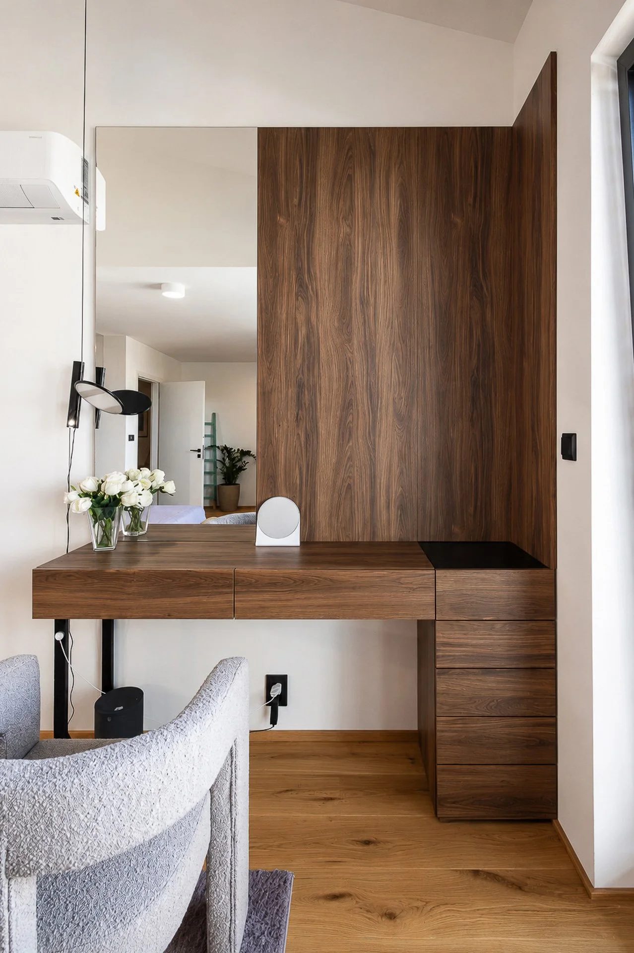 Kosmetický stolek se zásuvkami a dřevěným obkladem stěny v ložnici (penthouse Šrámkovka, České Budějovice)