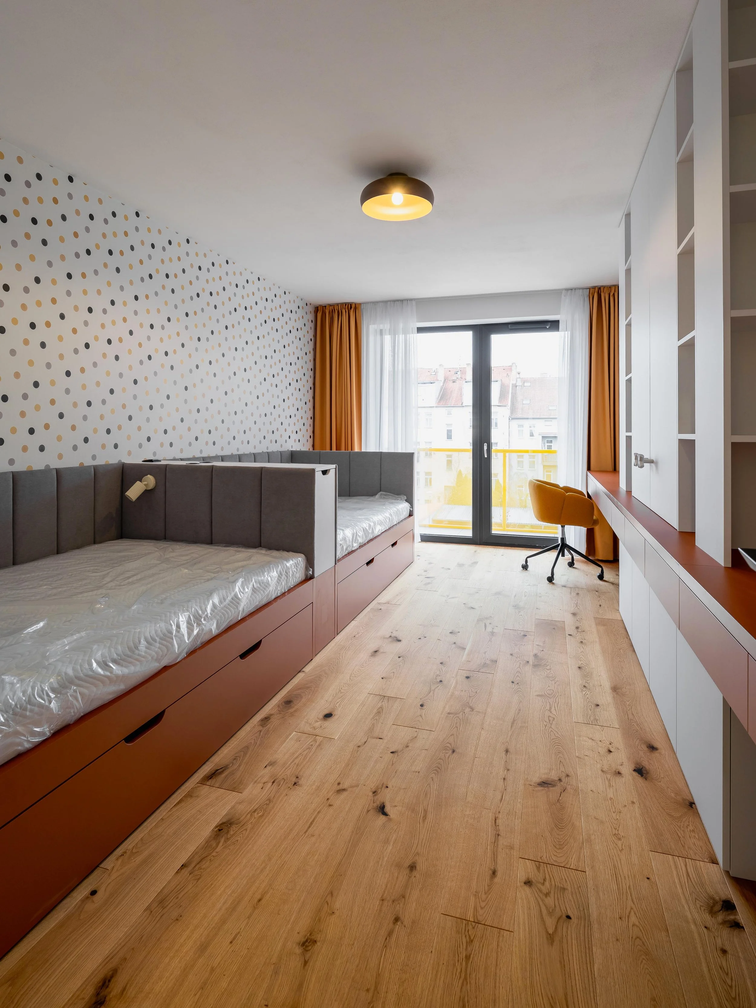 Světlý dětský pokoj pro dvě děti s vestavěným nábytkem na míru v bytě Šrámkovka