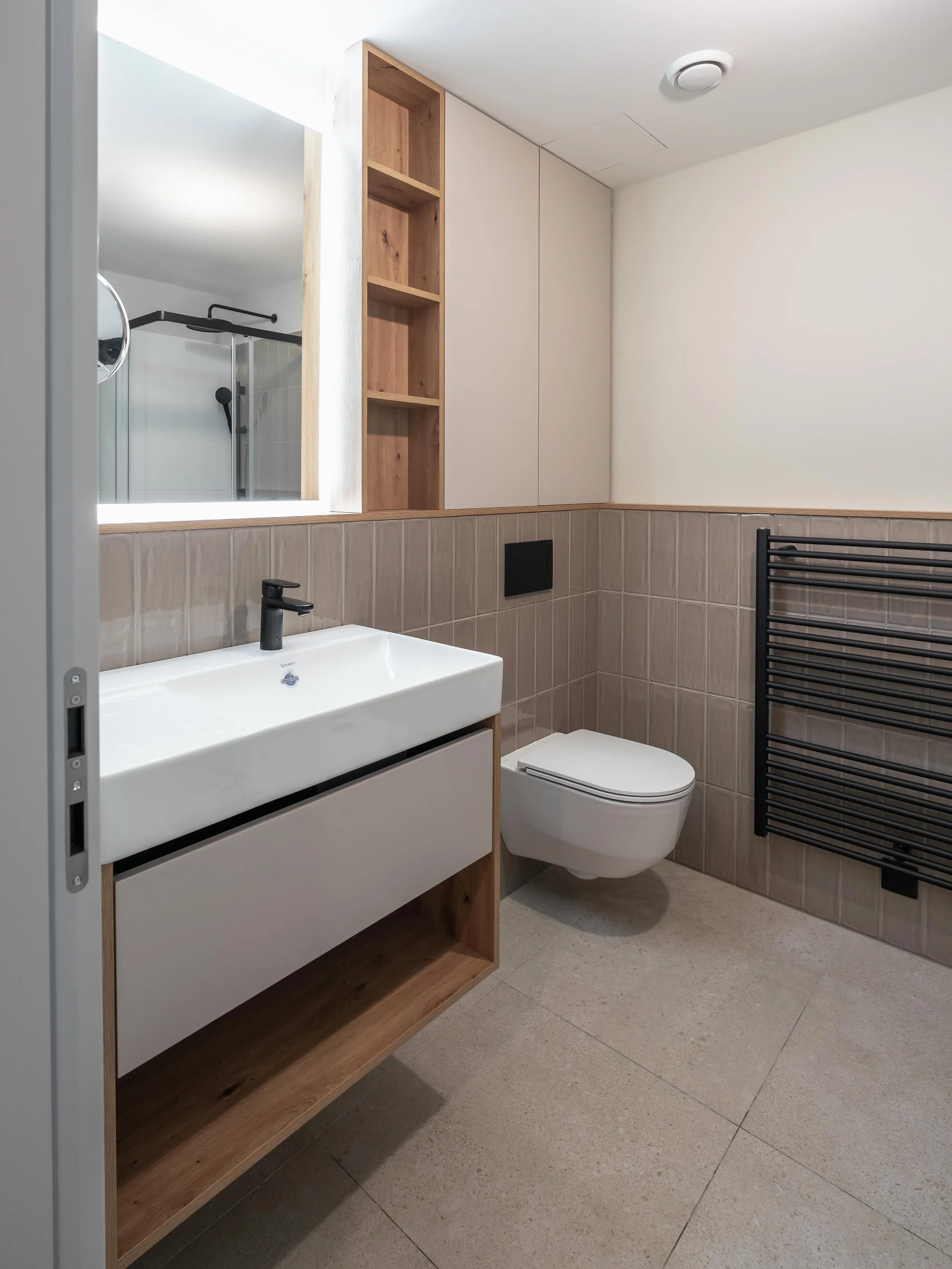 Koupelna garsonky s umyvadlovou skříňkou v dekoru kašmírově šedá