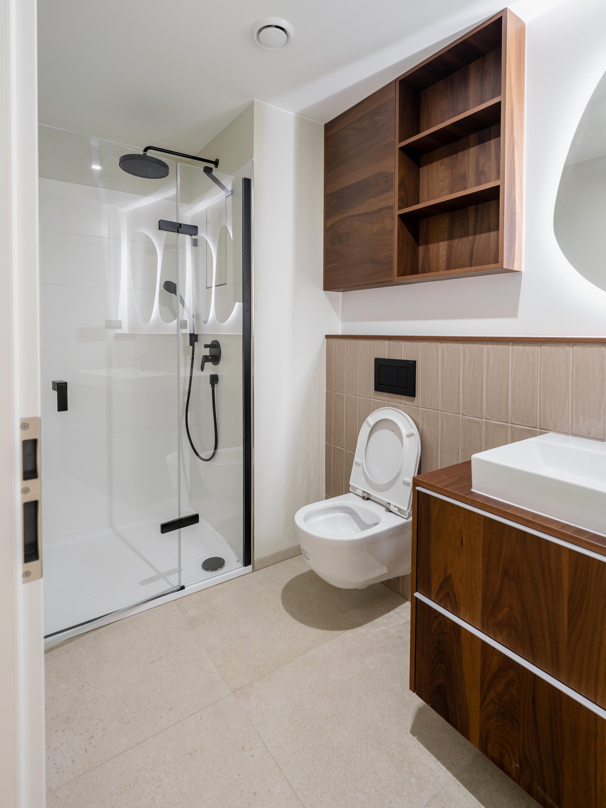 Umyvadlová skříňka v koupelně s nadstandardními materiály a precizním zpracováním