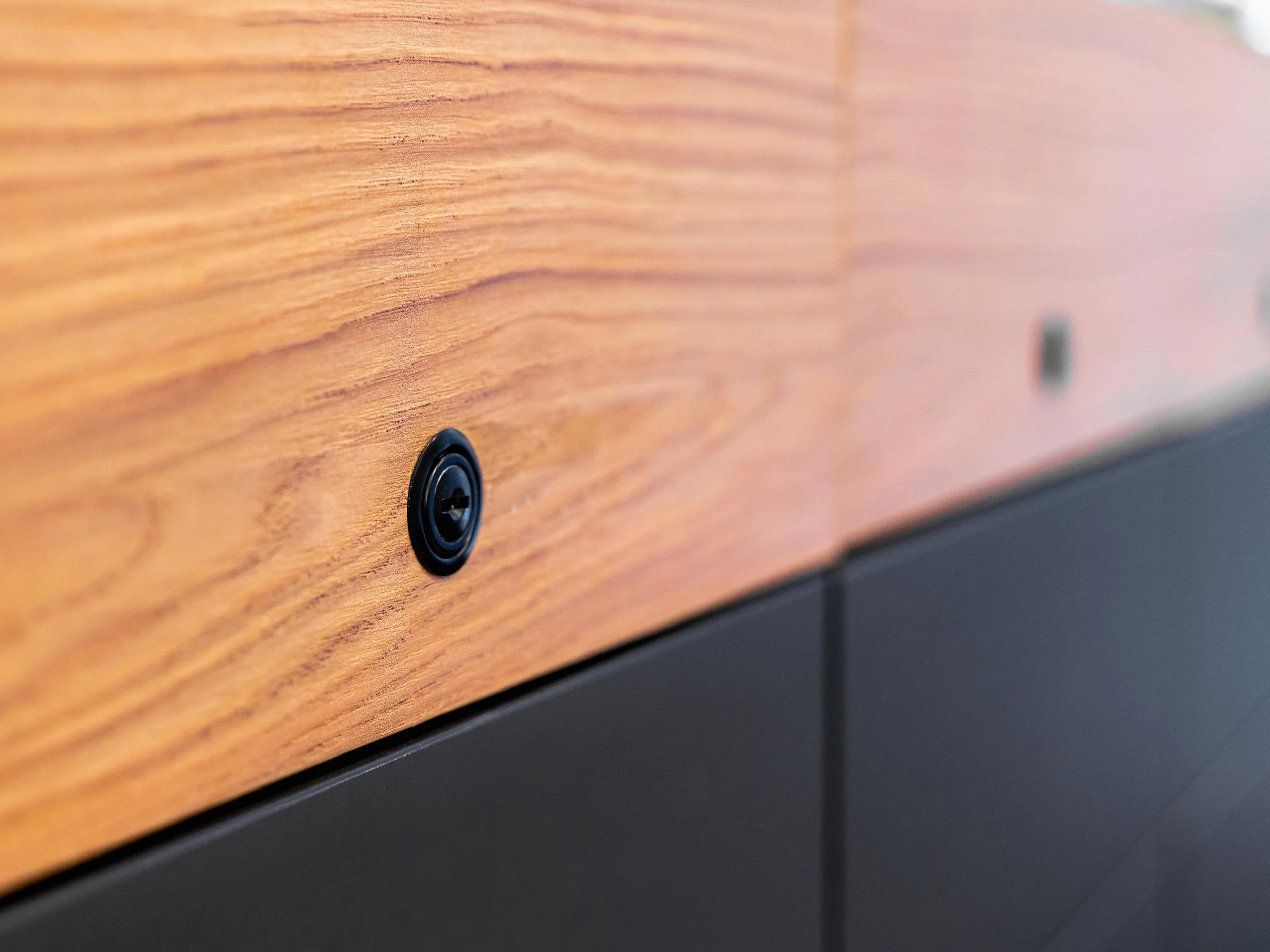 Detail tmavých prvků