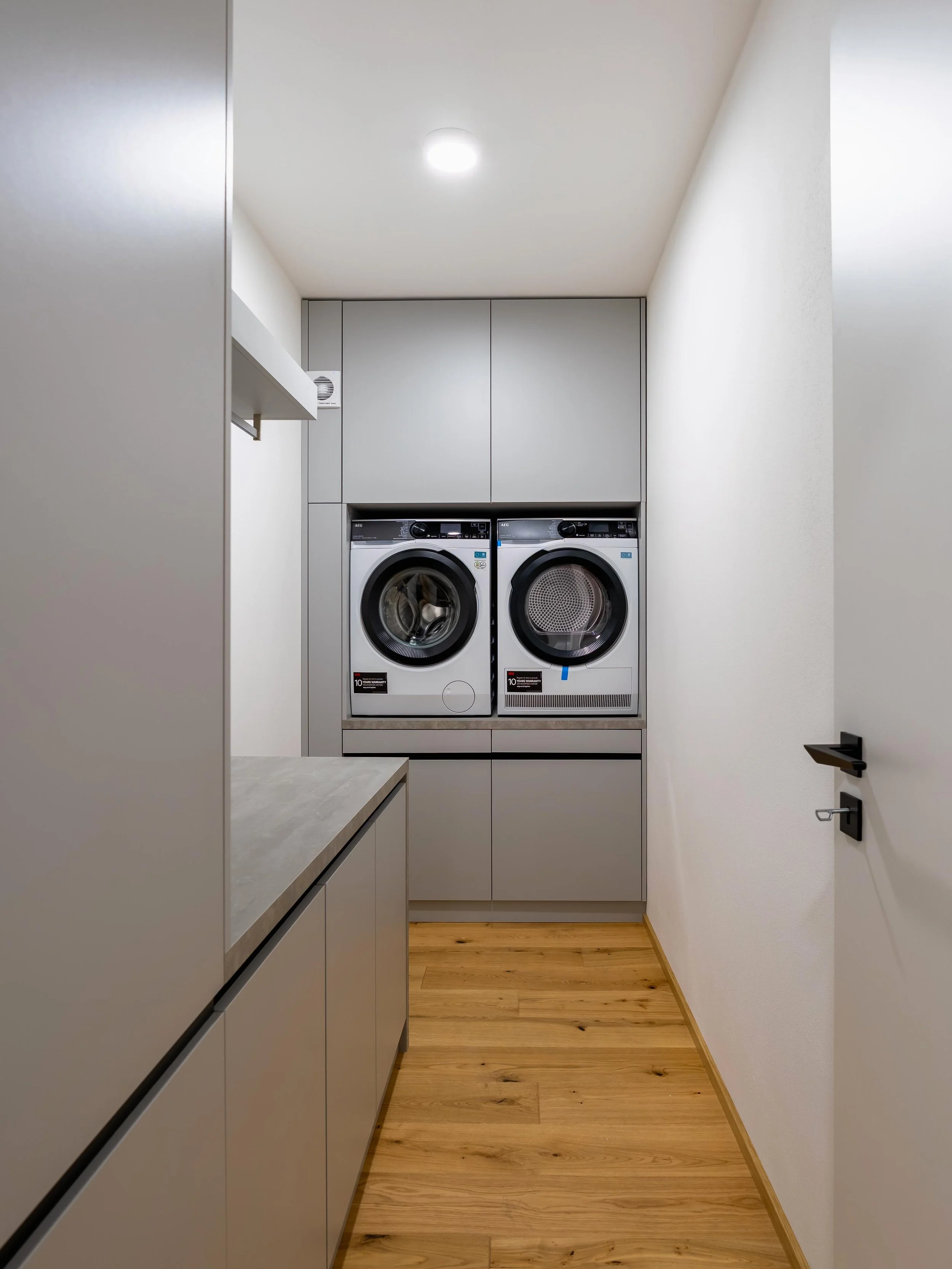 Pohled na prací místnost, která prodlužuje chodbu