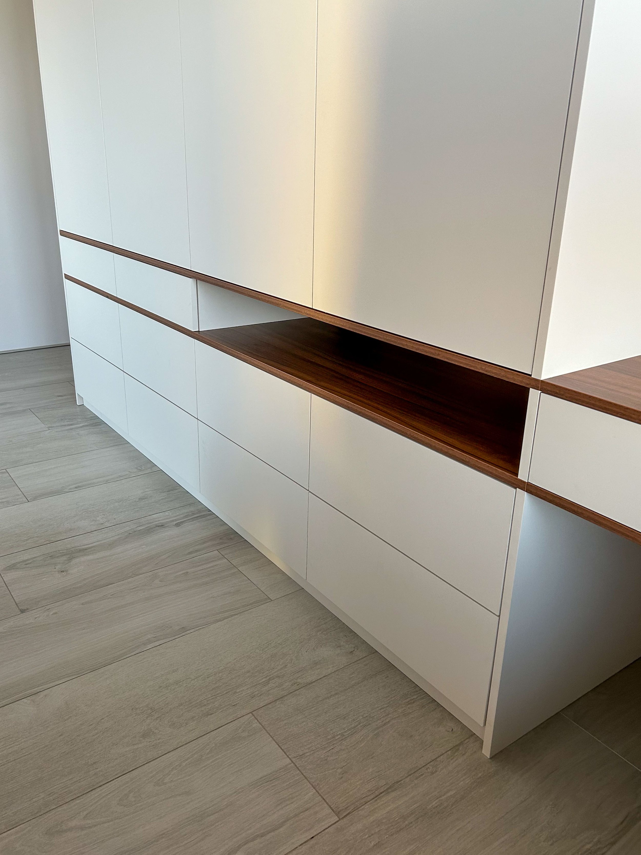 Detailní pohled na vestavěnou skříň v ložnici