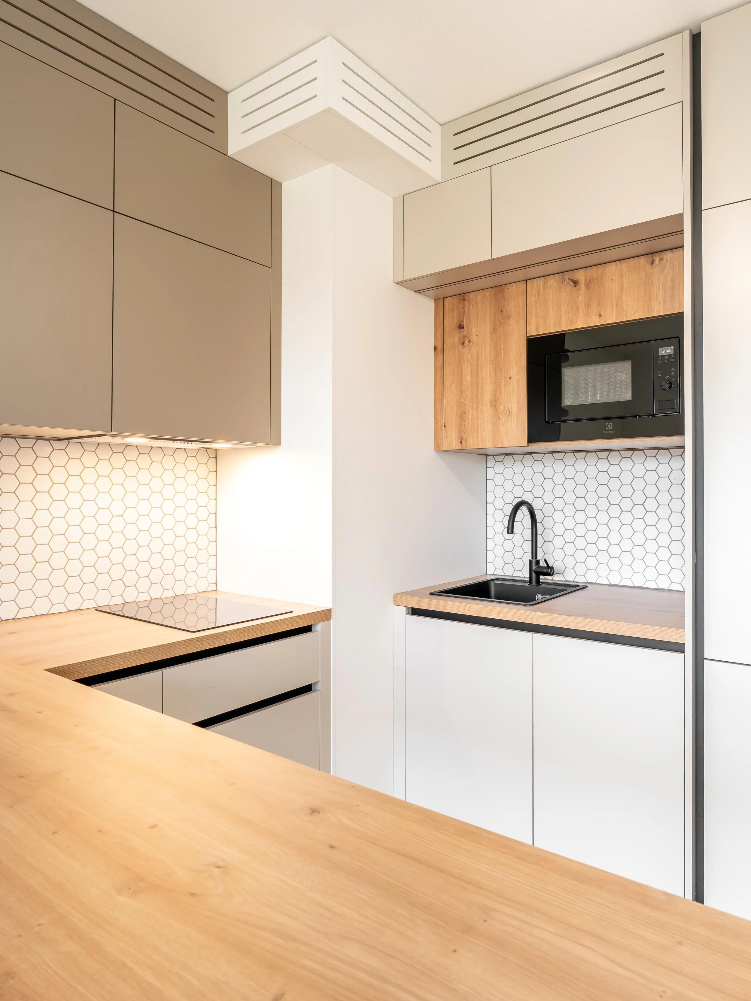 Kuchyňská linka garsonky Šrámkovka s praktickým úložným prostorem