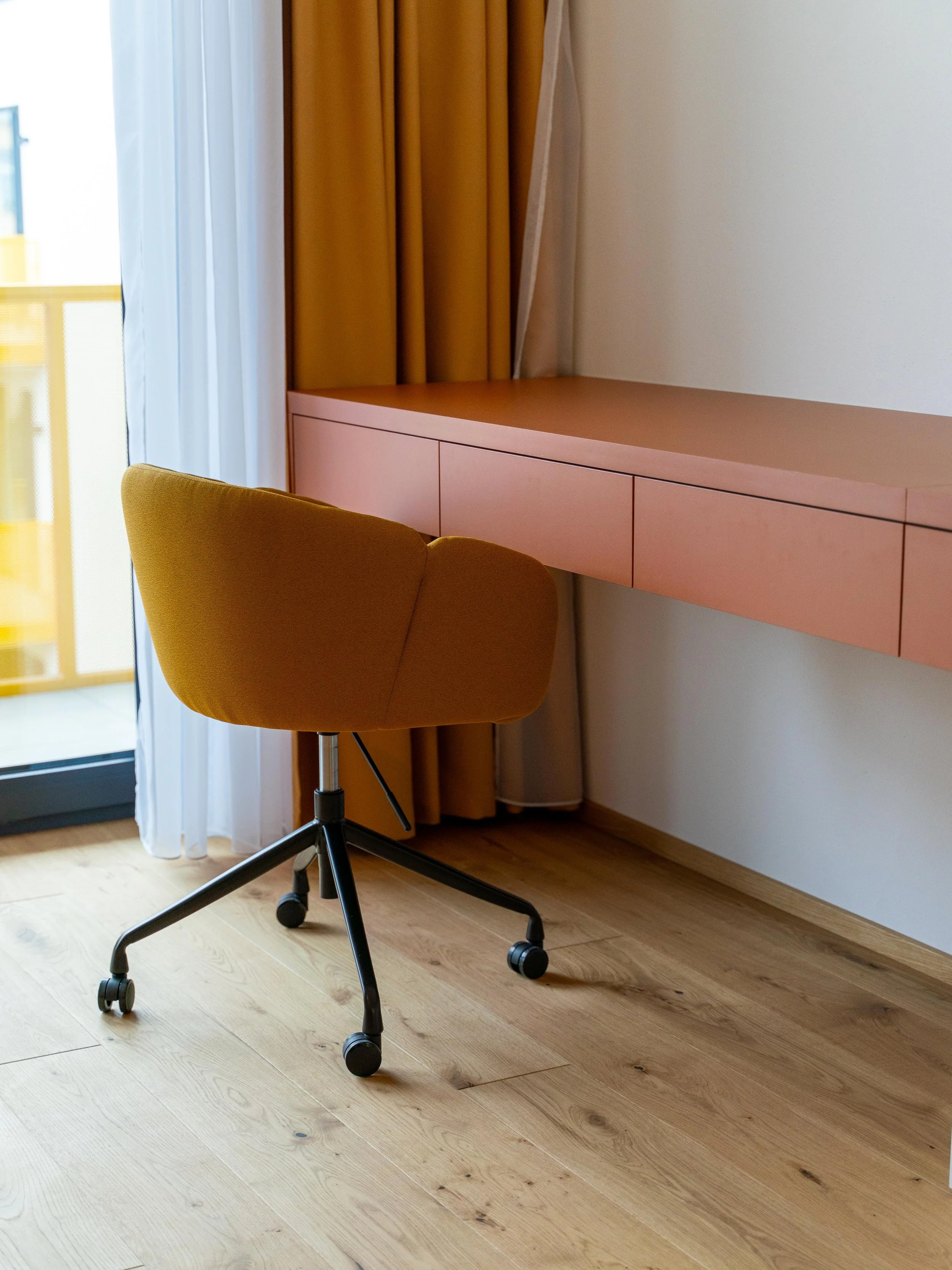 Pracovní zóna v dětském pokoji s nábytkem na míru a velkým množstvím úložných ploch