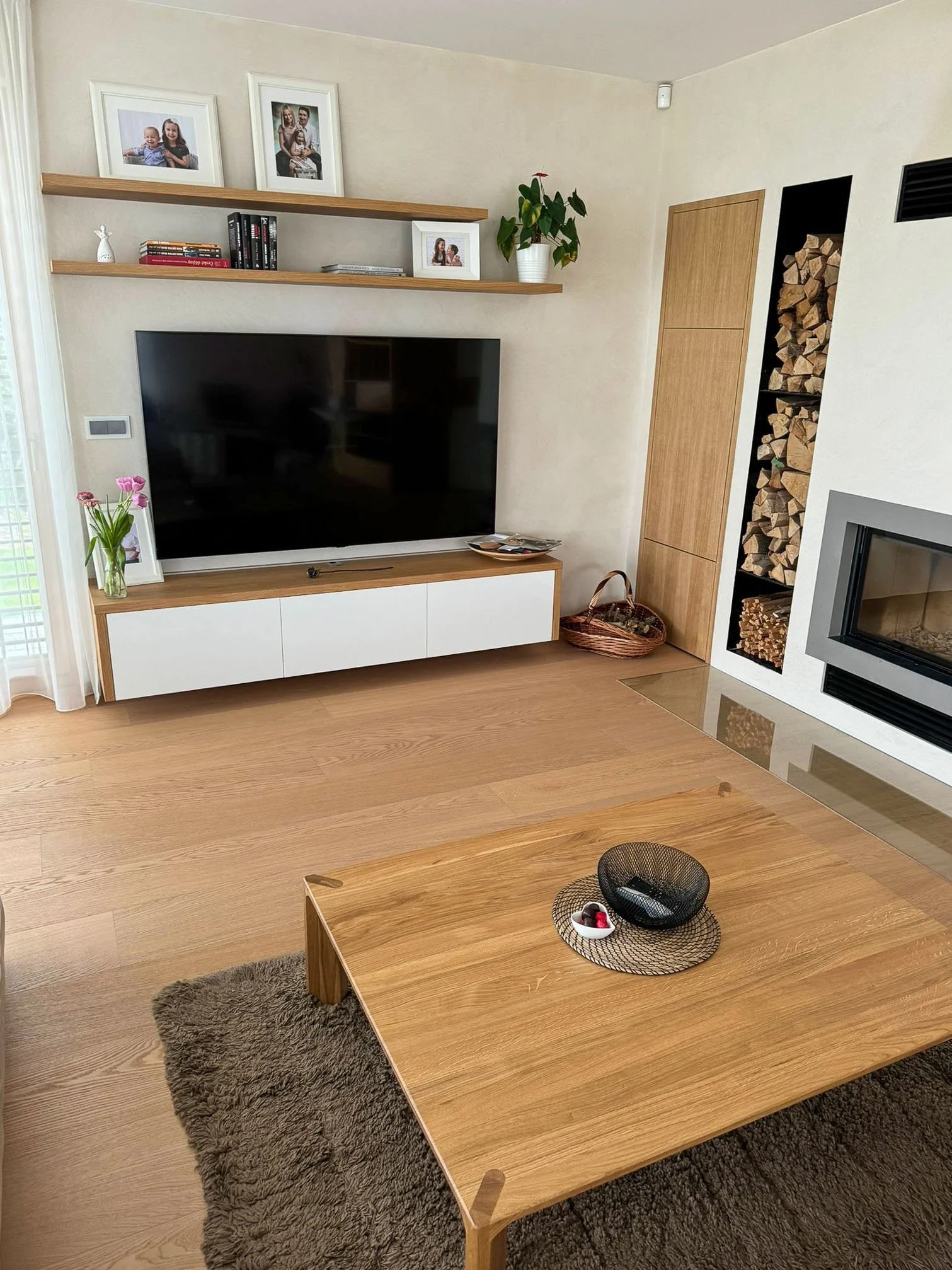 Detail provedení TV stěny v obývacím pokoji