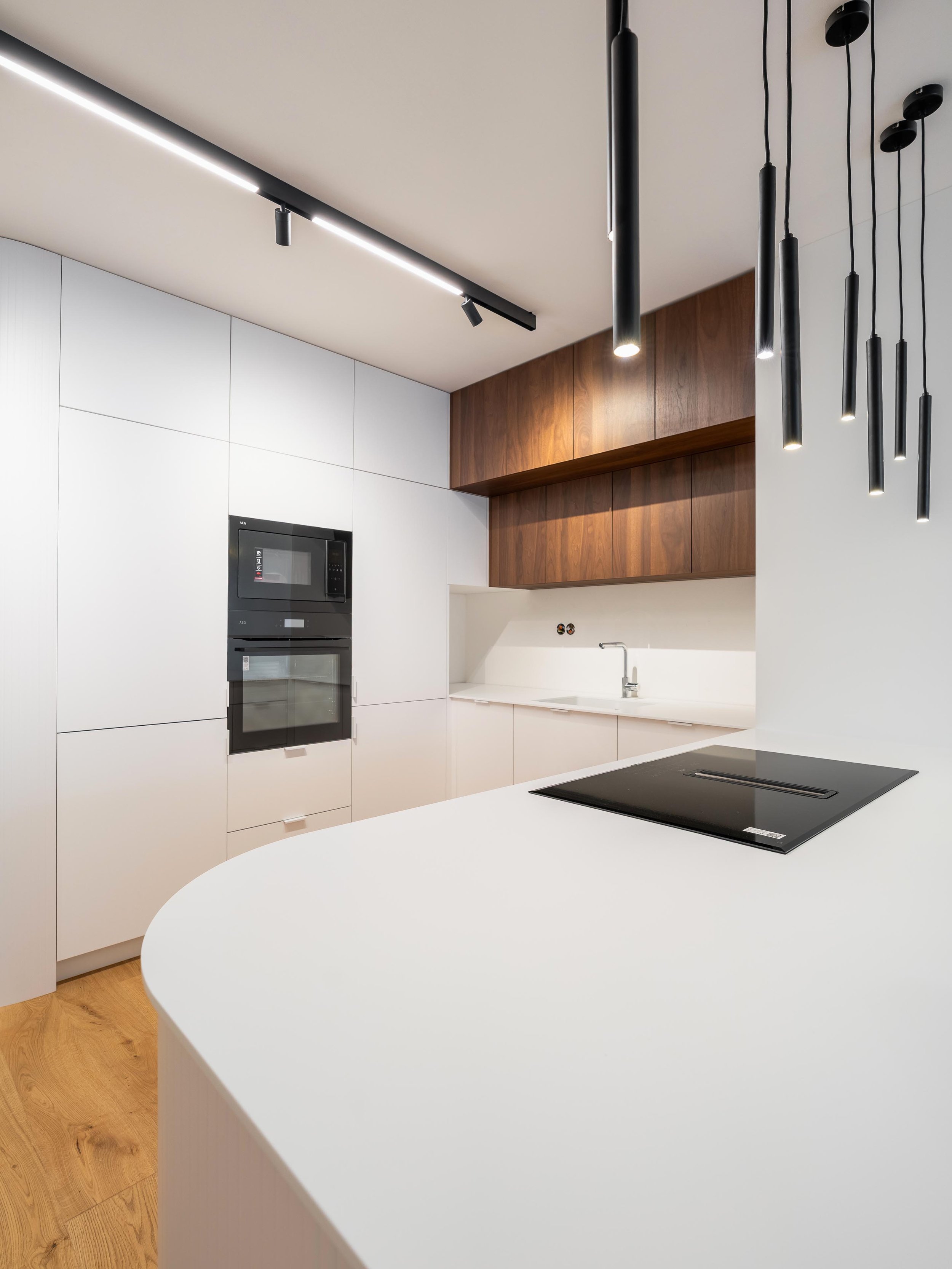 Kuchyňské skříňky s frézovanými zaoblenými rohy a precizním zpracováním detailů