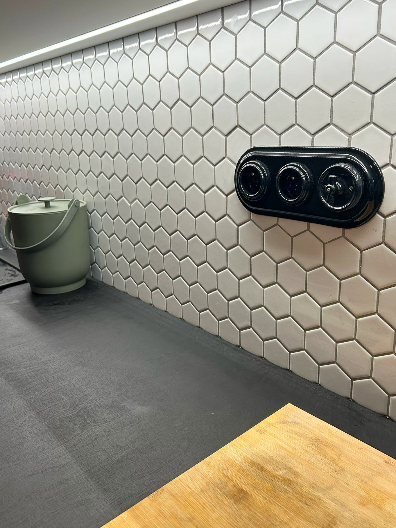 Realizované interiérové detaily s hexagonovými obklady