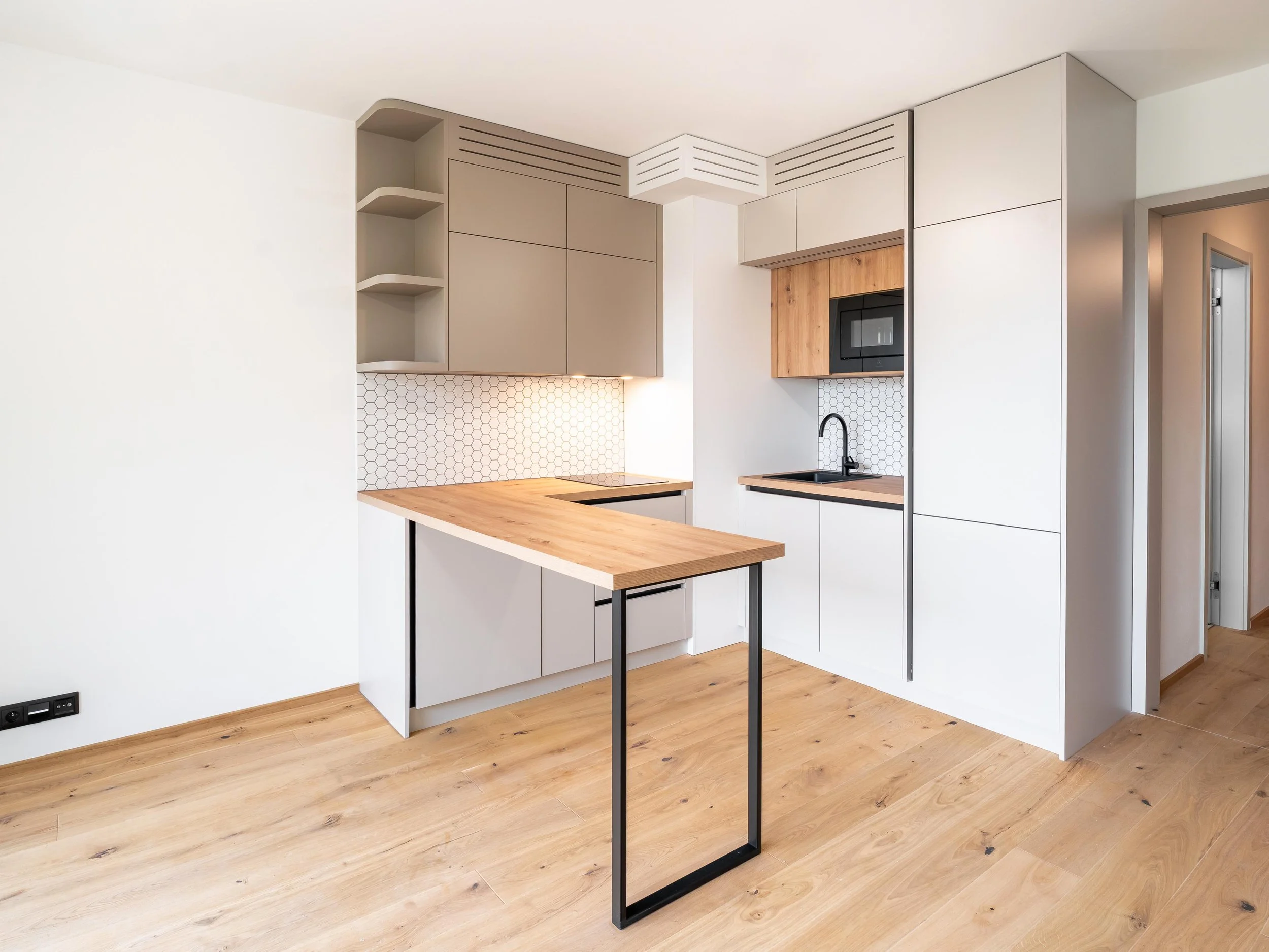 Funkční kuchyňská linka s dekorem kašmírově šedá a dub divoký přírodní